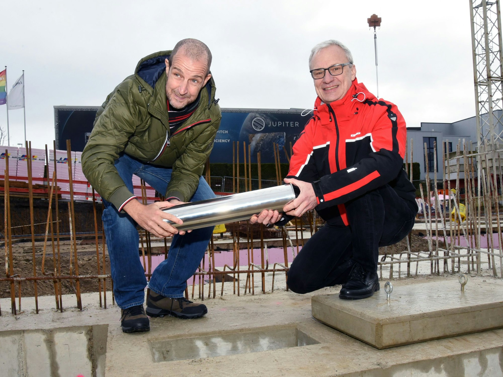 Eine Zeitkapsel legen Tobias Lang (l.) und Georg Ludwig am Mittwoch in das Fundament.