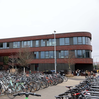 Im Snake-Gebäude kommt die Gesamtschule Am Wassermann dauerhaft unter, für die Gesamtschule Ossendorf ist es Interim.