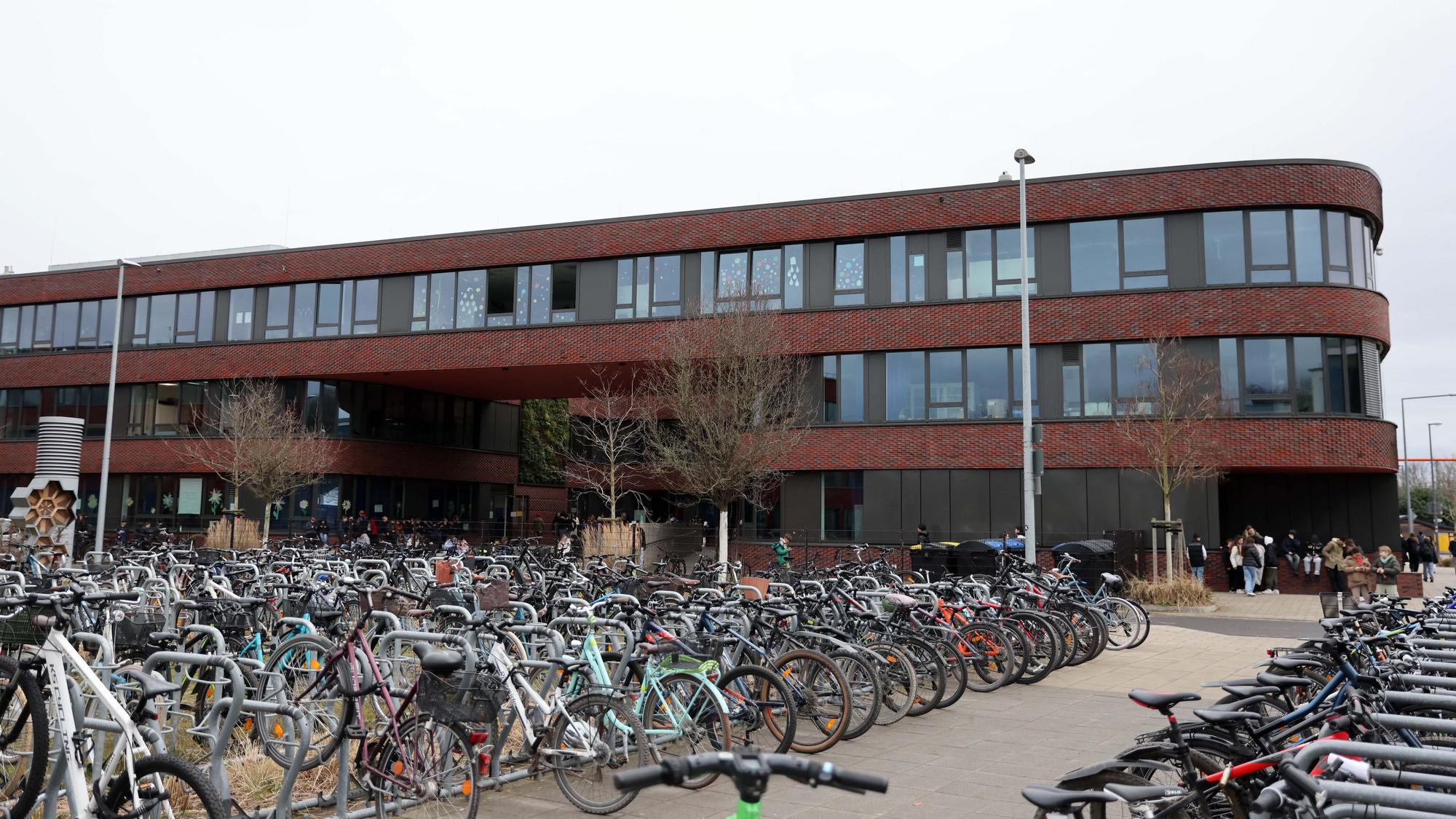 Im Snake-Gebäude kommt die Gesamtschule Am Wassermann dauerhaft unter, für die Gesamtschule Ossendorf ist es Interim.
