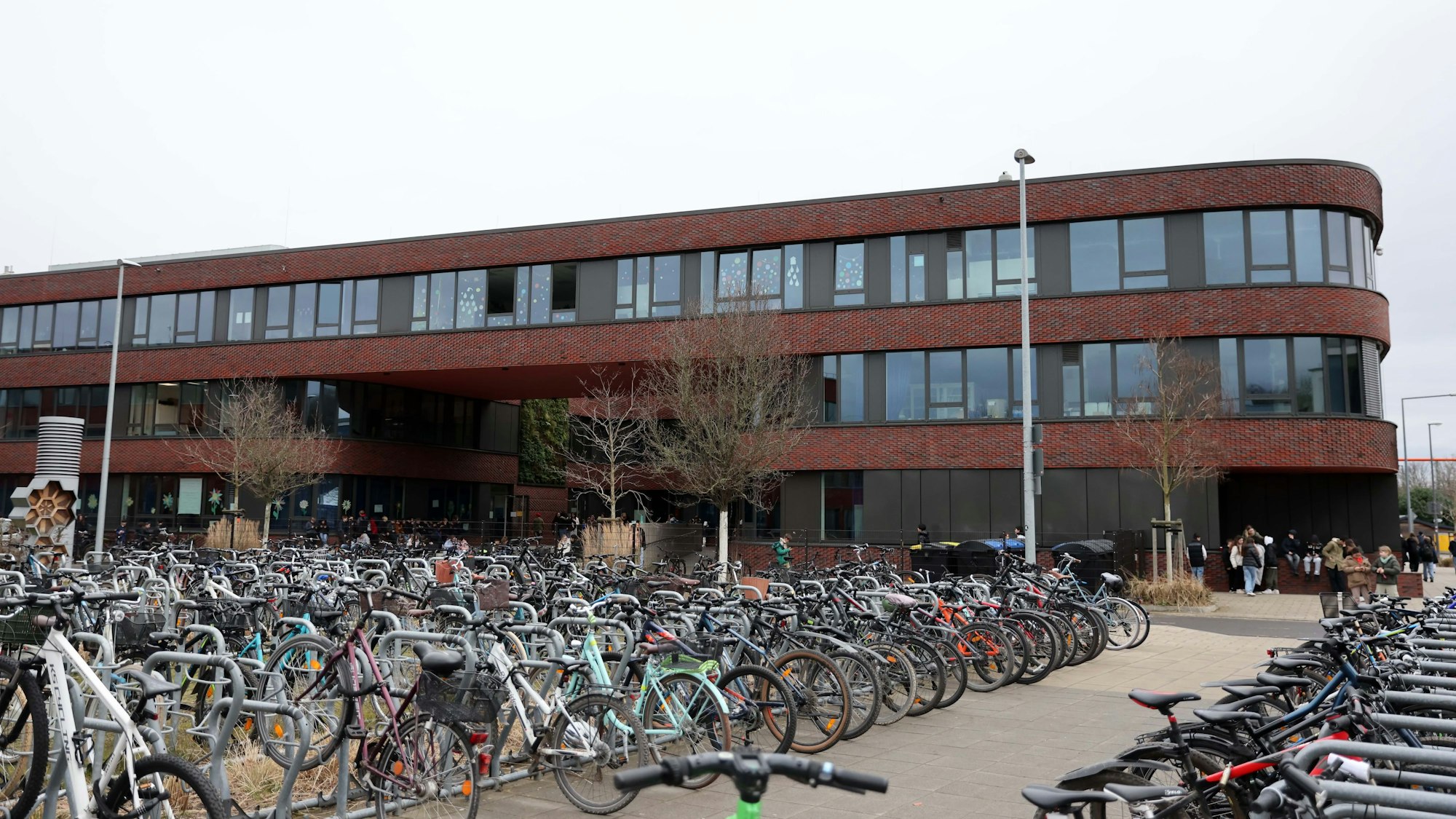 Im Snake-Gebäude kommt die Gesamtschule Am Wassermann dauerhaft unter, für die Gesamtschule Ossendorf ist es Interim.