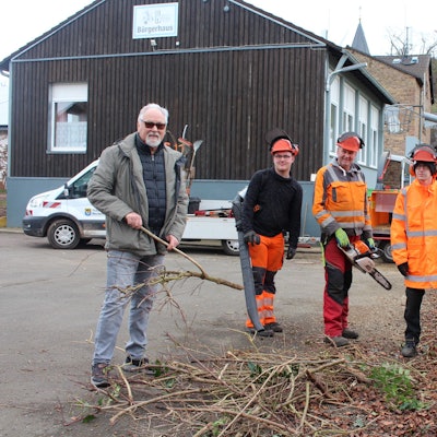 Robert Ohlerth und drei Mitarbeiter der Stadt Mechernich, die Arbeitsgeräte in der Hand halten, bei der Arbeit.