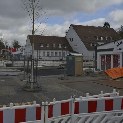 Baustelle auf einer Straße. Mit Absperrungen ist ein Teil der Fahrbahn eingezäunt.
