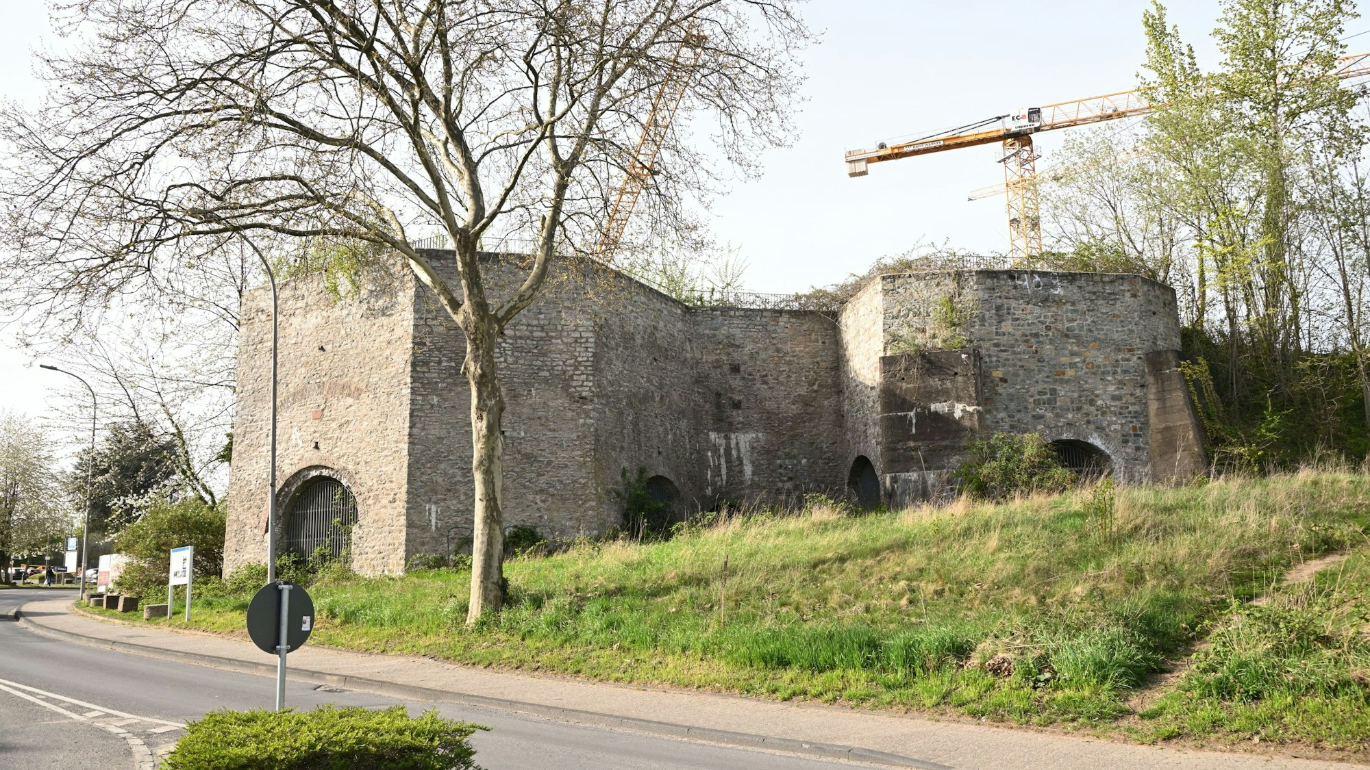 Restaurierter Kalkofen an der Johann-Wilhelm-Lindlar-Straße in Bergisch Gladbach.