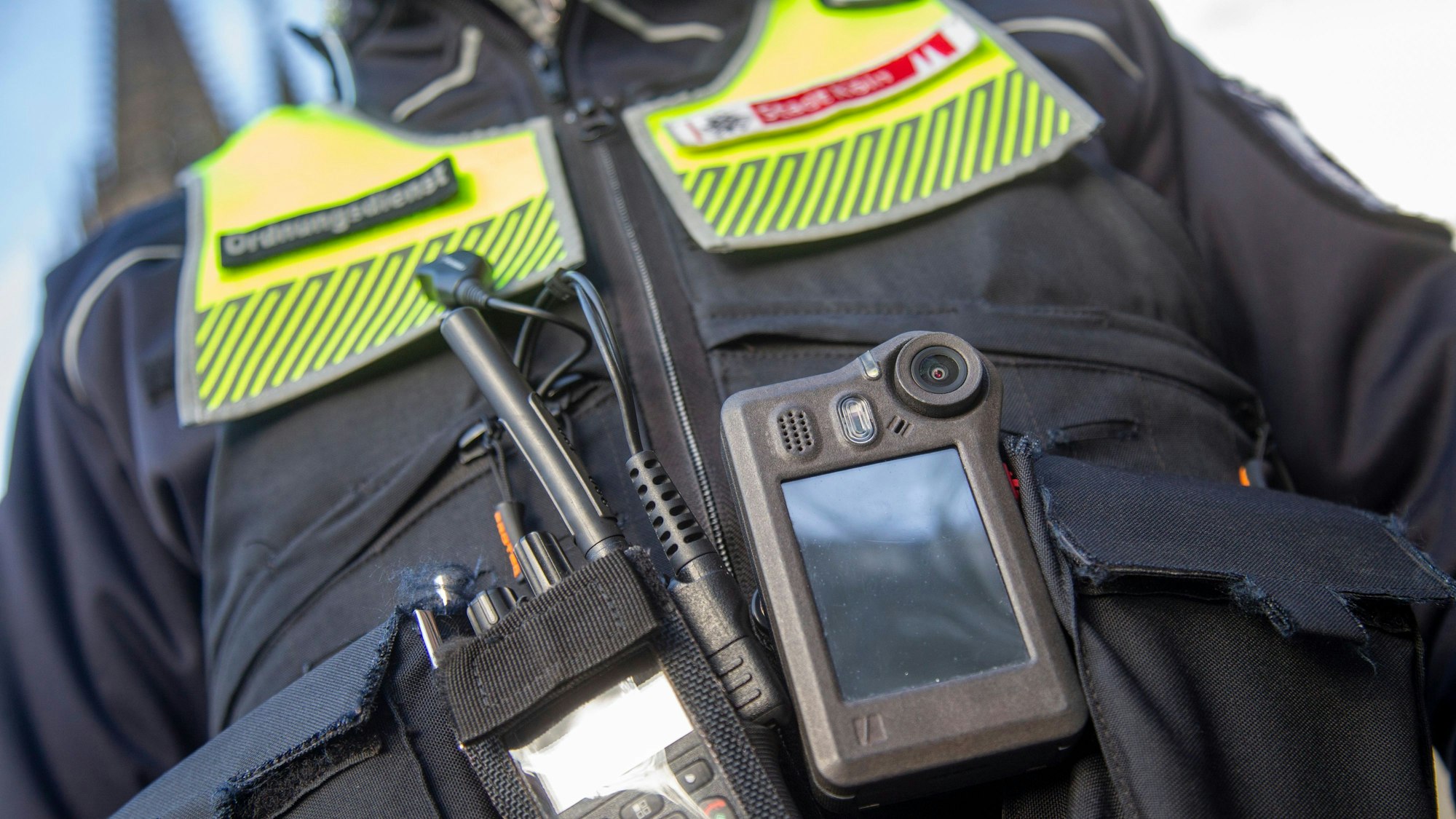 Ein Ordnungsdienstmitarbeiter der Stadt Köln trägt eine Bodycam zum Schutz vor Übergriffen.