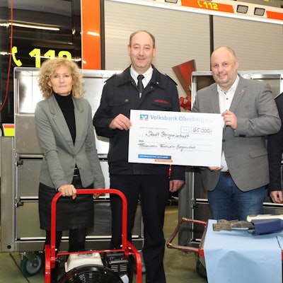 Claudia Adolfs, Michael Stricker, Matthias Thul und Torsten Götz (von links) mit dem symbolischen Spendenscheck.