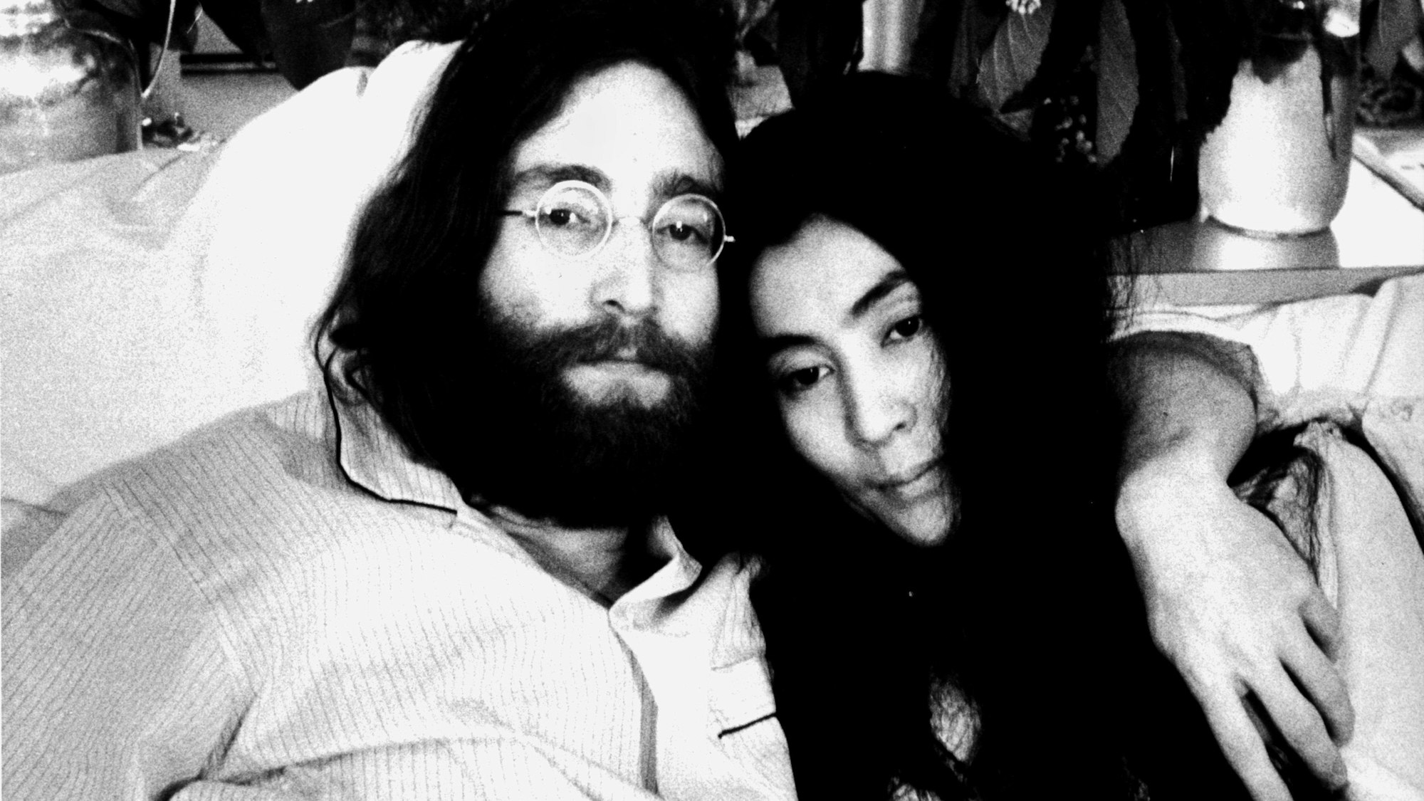 ARCHIV - 01.06.1968, Kanada, Montreal: Der britische Musiker John Lennon und seine Frau, die japanische Künstlerin Yoko Ono, geben aus einem Bett eine Pressekonferenz unter dem Motto «Make love, not war». (zu dpa: «Künstlerin Yoko Ono bekommt große Ausstellung in London») Foto: Allan Randu/dpa +++ dpa-Bildfunk +++