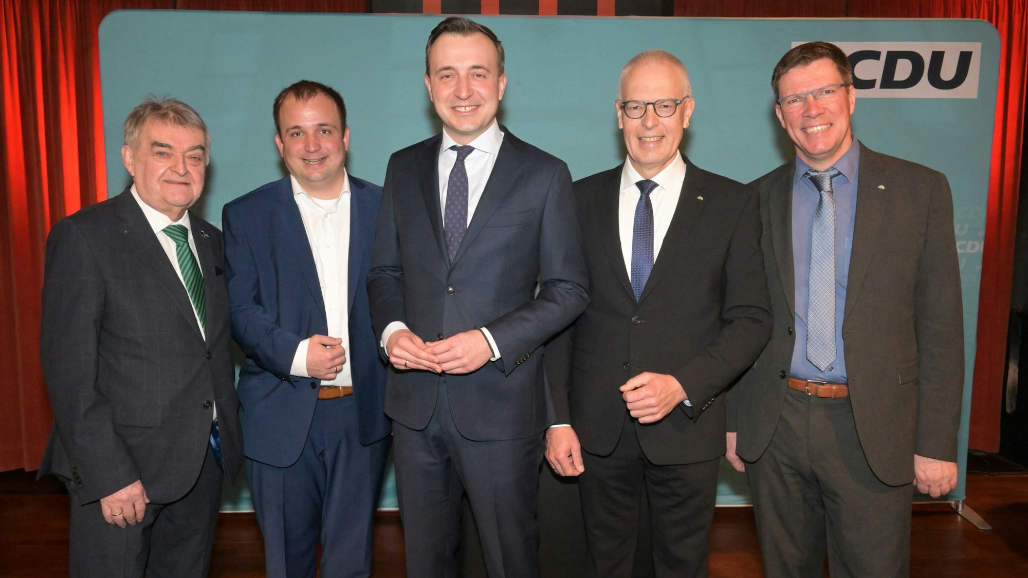 Gastredner Paul Ziemiak steht inmitten von Minister Herbert Reul, MdL Martin Lucke, MdB Dr. Hermann-Josef Tebroke und Landrat Stephan Santelmann.