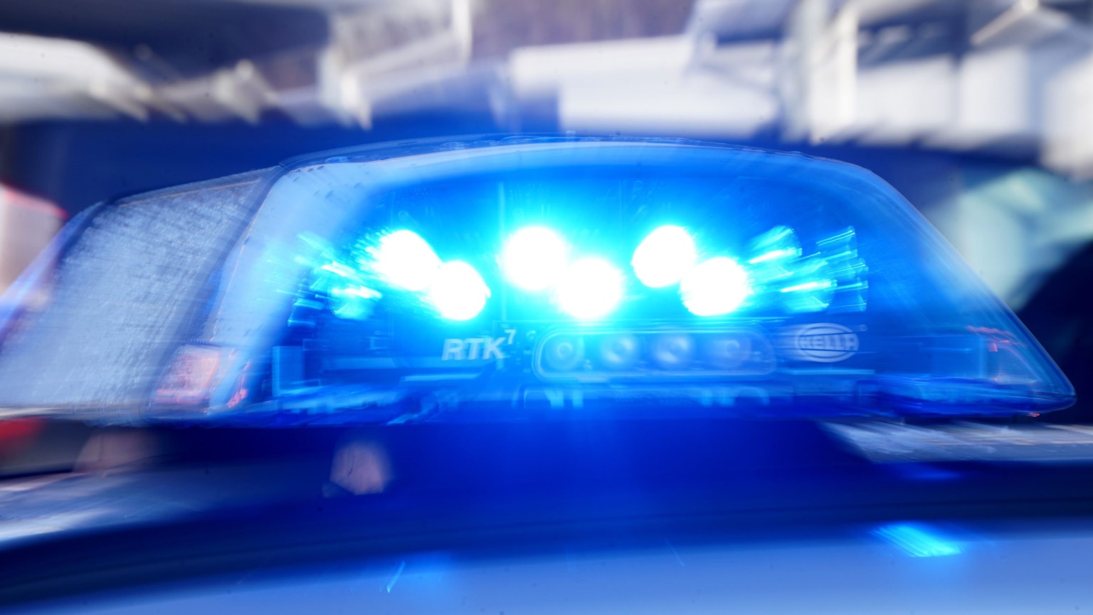 Blaulicht leuchtet auf einem Einsatzfahrzeug. (Symbolbild)