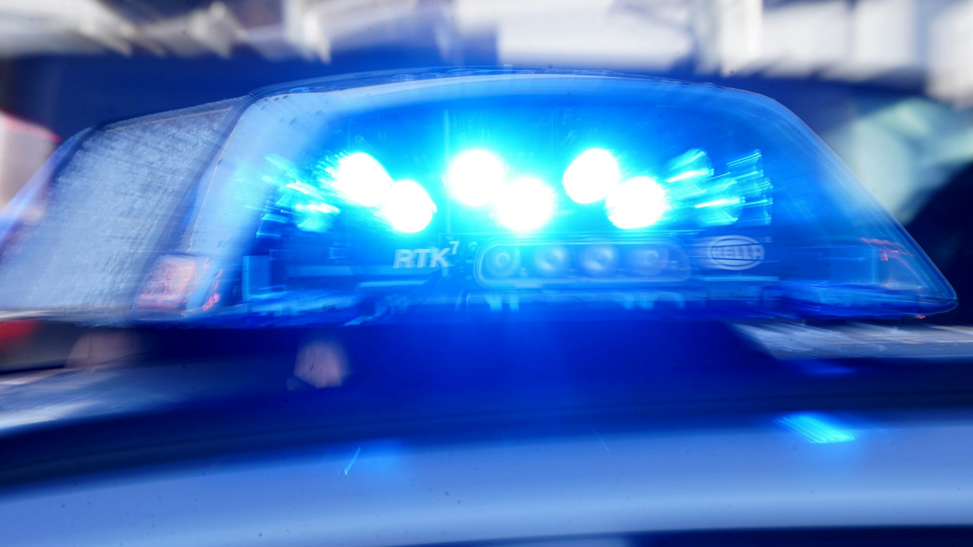 Blaulicht leuchtet auf einem Einsatzfahrzeug. (Symbolbild)