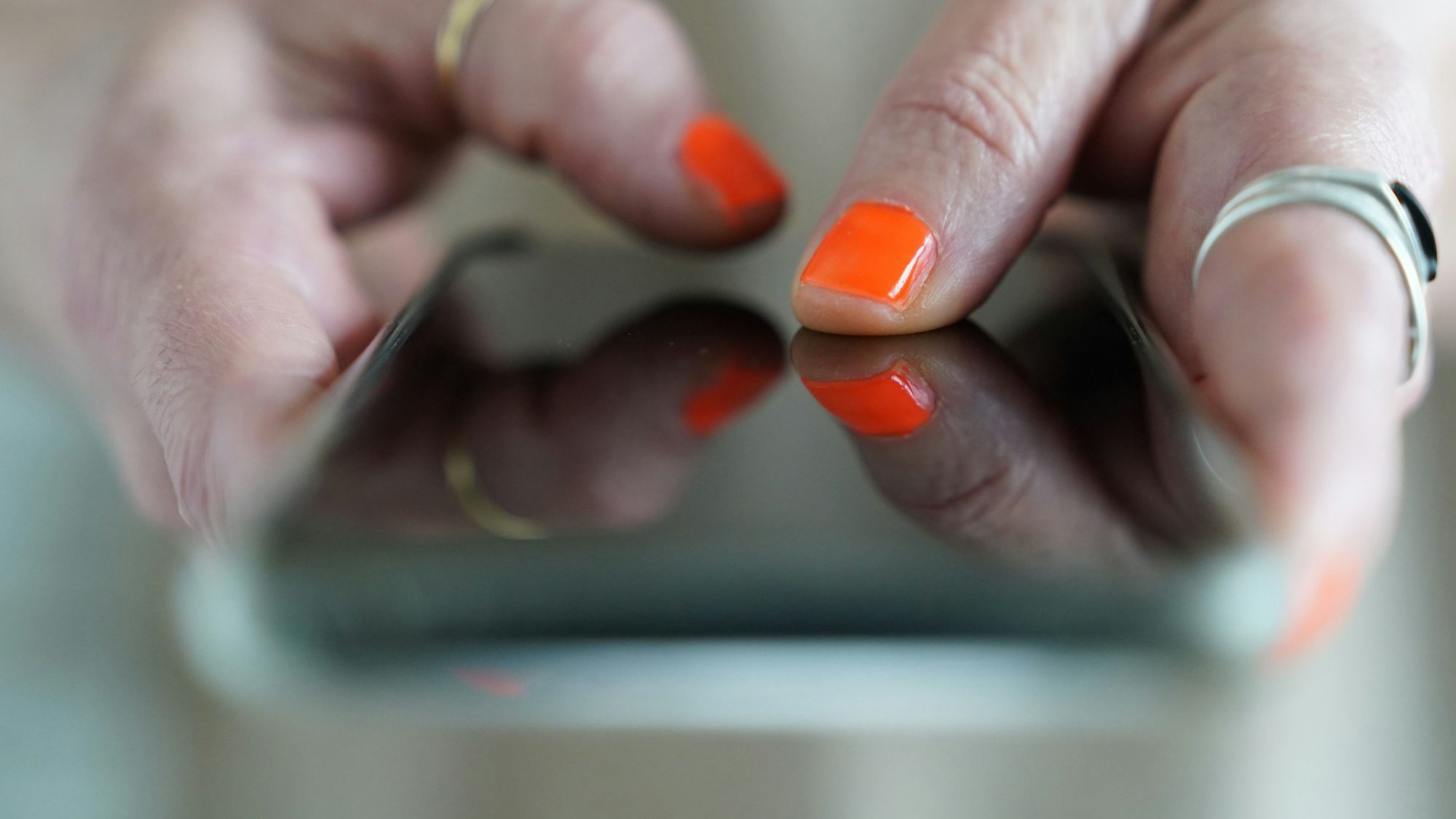 Ein Mensch bedient ein Smartphone