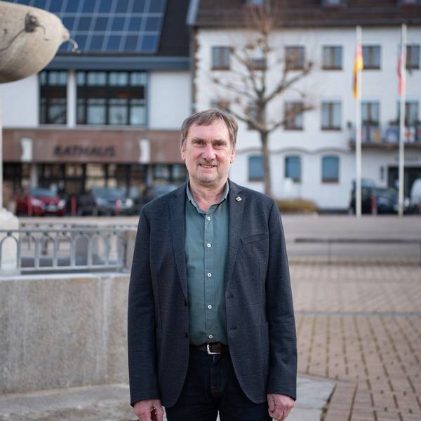 Ottmar Voigt, Kämmerer und Erster Beigeordneter der Stadt Zülpich, steht auf dem Marktplatz vor dem Rathaus.