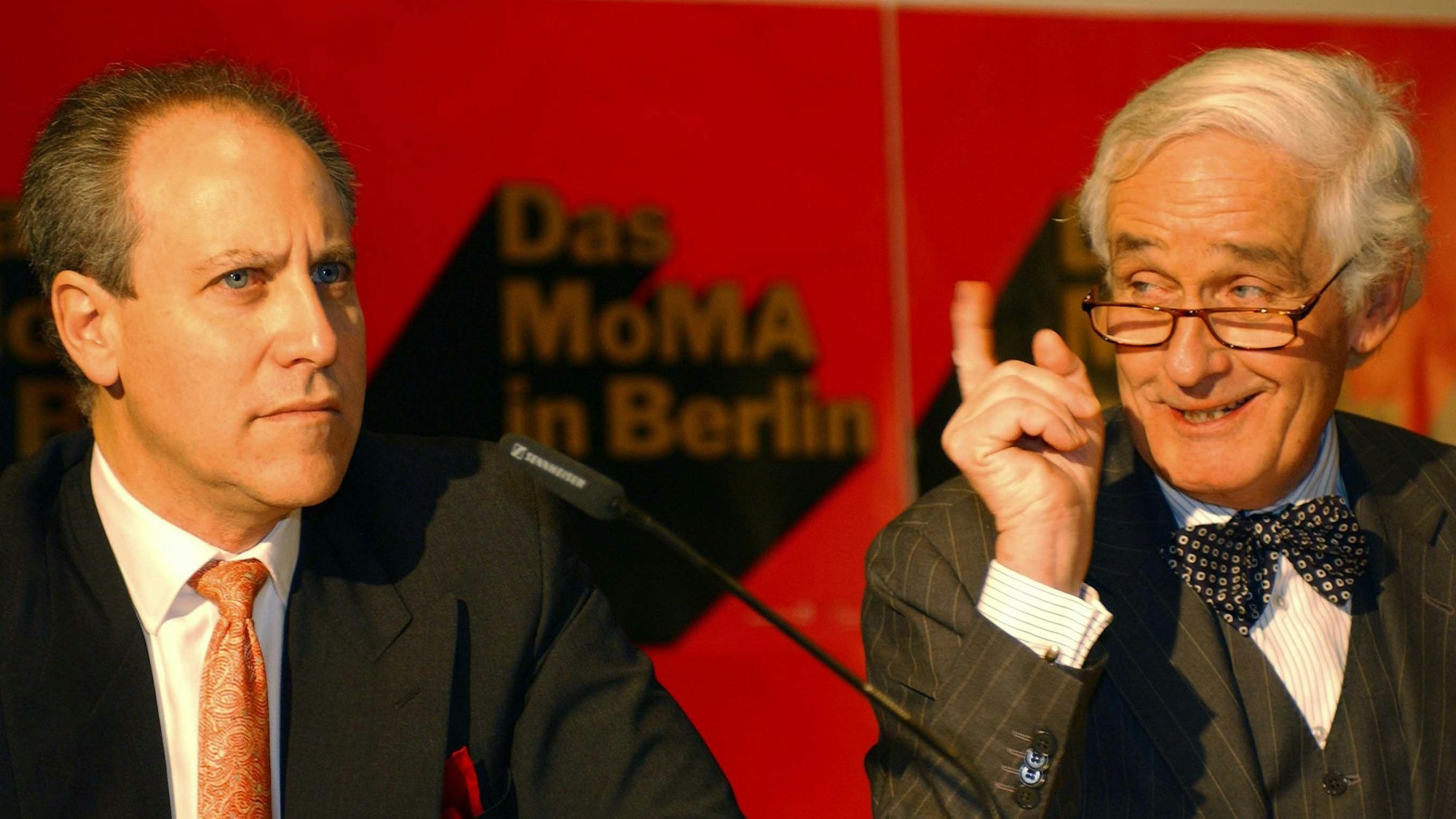 18.02.2004, Berlin: Der Direktor des New Yorker Museums of Modern Art, Glenn Lowry (l) und der Mitinitiator der Ausstellung ‚Das MoMA in Berlin‘, Peter Raue, Vorsitzender des Vereins der Freunde der Nationalgalerie.