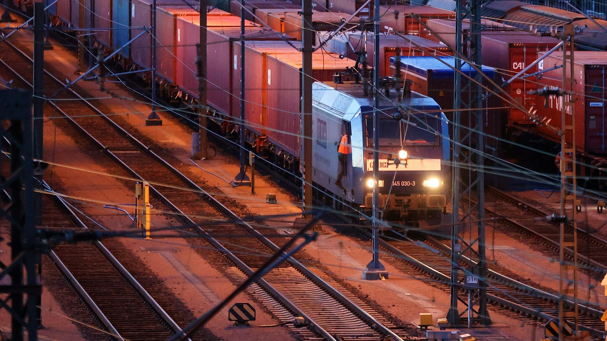 Güterzüge stehen auf dem Gelände des Rangierbahnhofs Maschen.