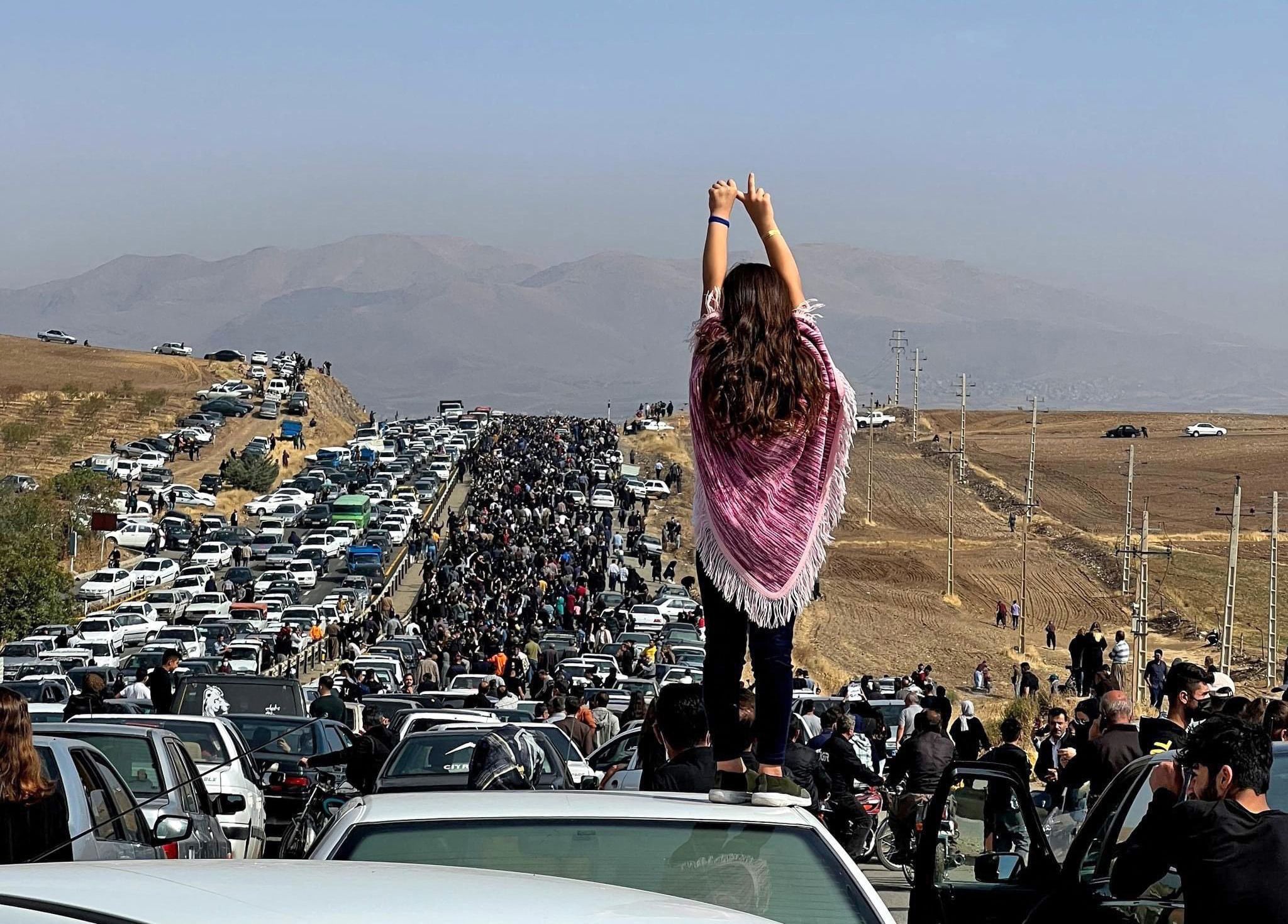 Menschen demonstrieren vor Mahsa Amini's Heimatstadt Sakes in Kurdistan.