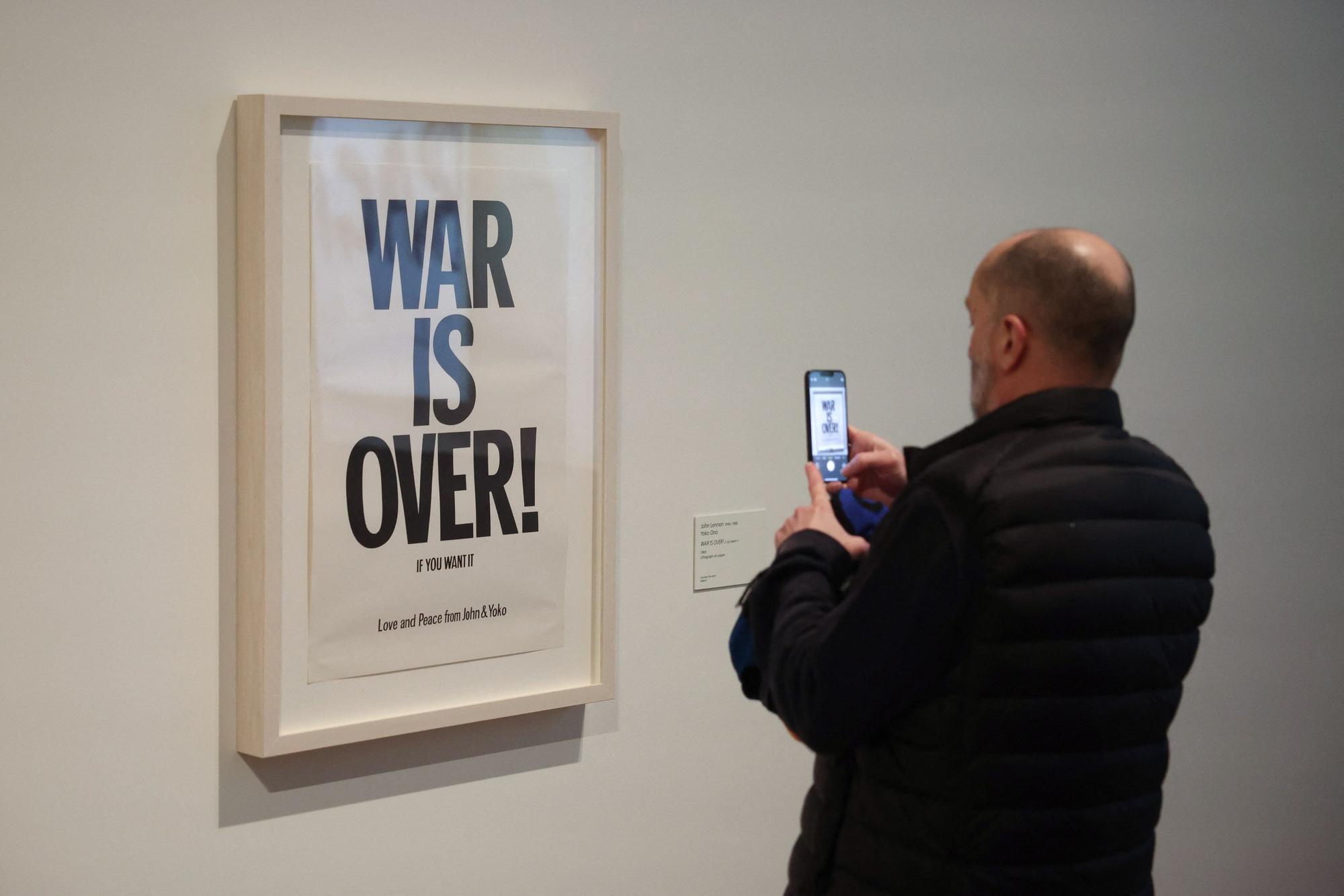 „War is over“ von Yoko Ono in der Londoner Schau