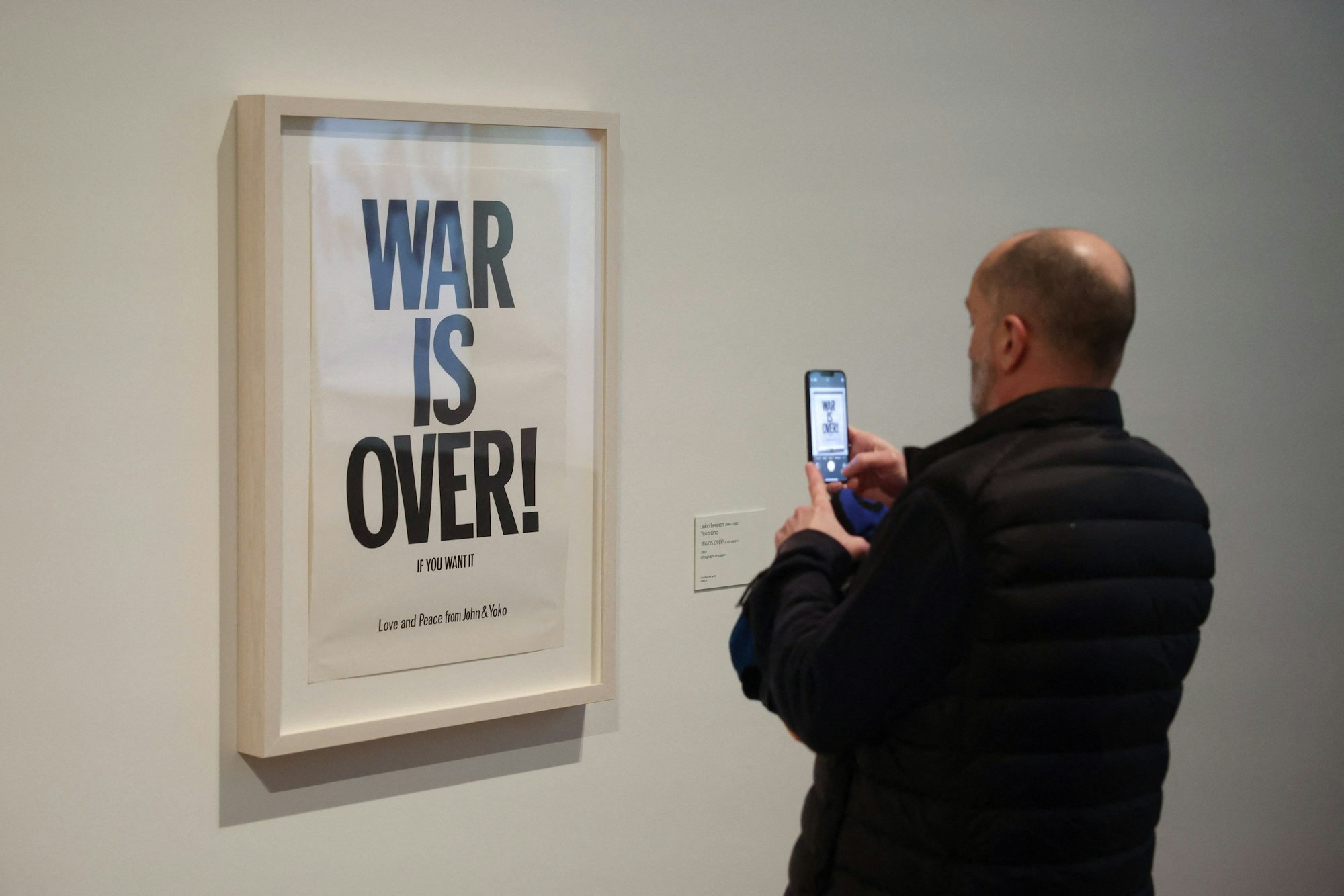 „War is over“ von Yoko Ono in der Londoner Schau