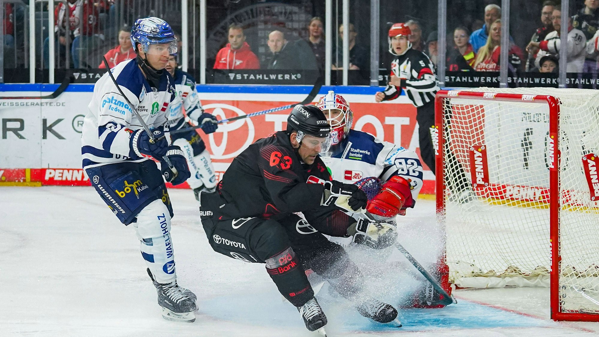 Patrick Sieloff von den Haien scheitert an Andreas Jenike von Iserlohn