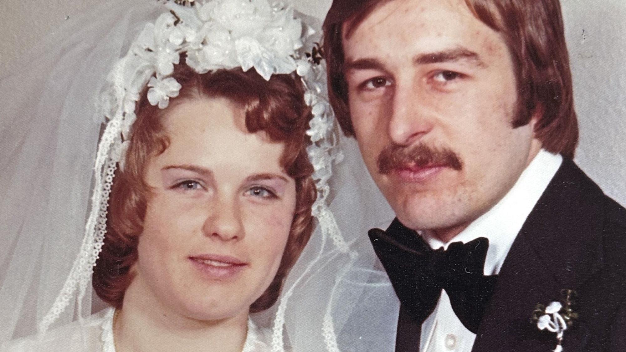 Eine Braut und ein Bräutigam bei ihrer Hochzeit.