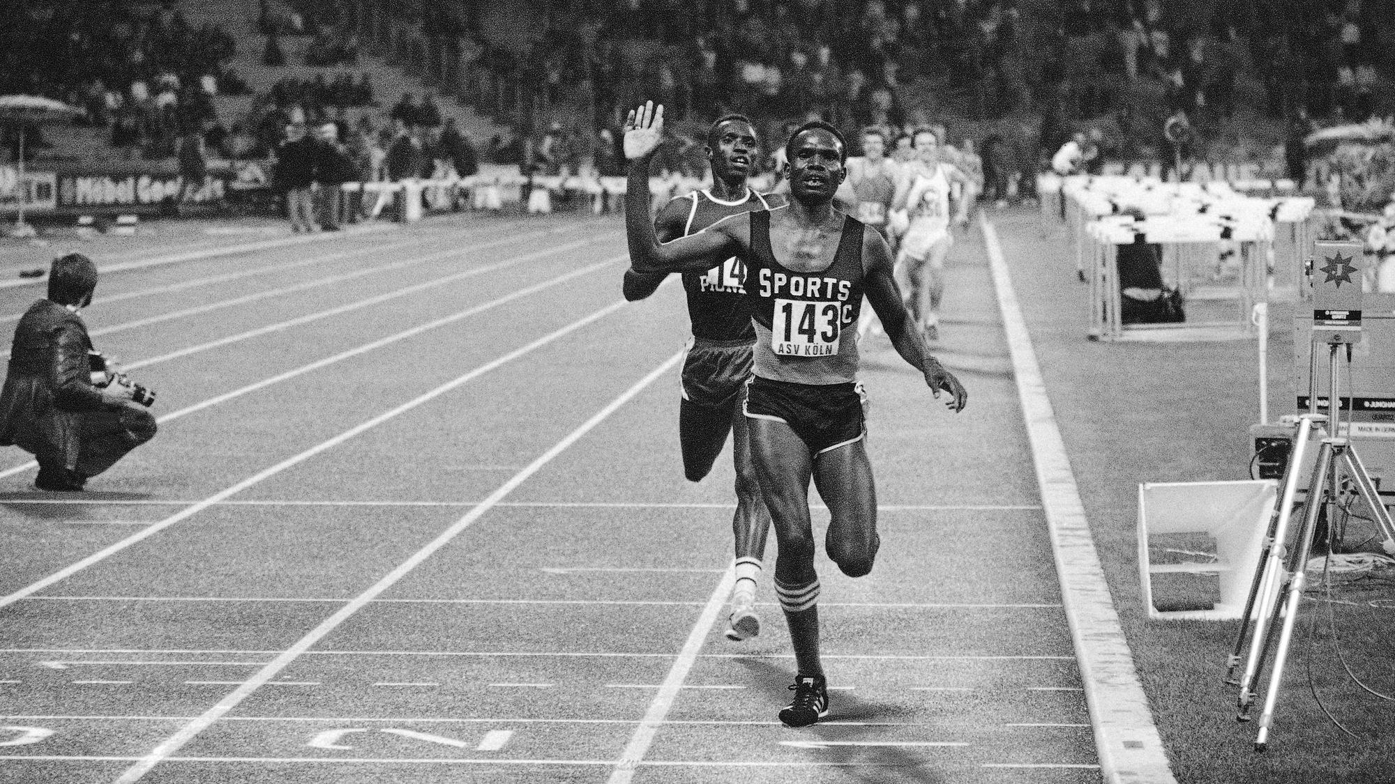 Der Kenianer Henry Rono gewinnt die 3.000 Meter mit der Jahresbestzeit von 7:41,49 Minuten vor seinem Landsmann Wilson Waiga beim internationalen Leichtathletik-Meeting in Köln, Deutschland, am 23. Juni 1978.