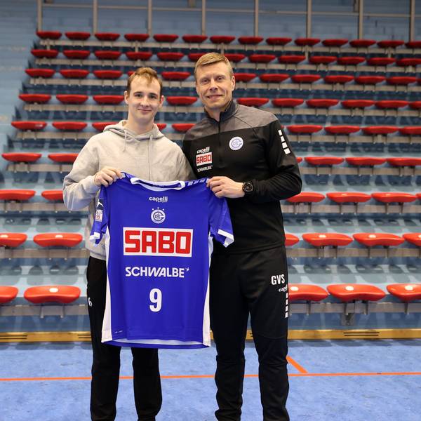 Foto von zwei Männern mit einem Handball-Trikot
