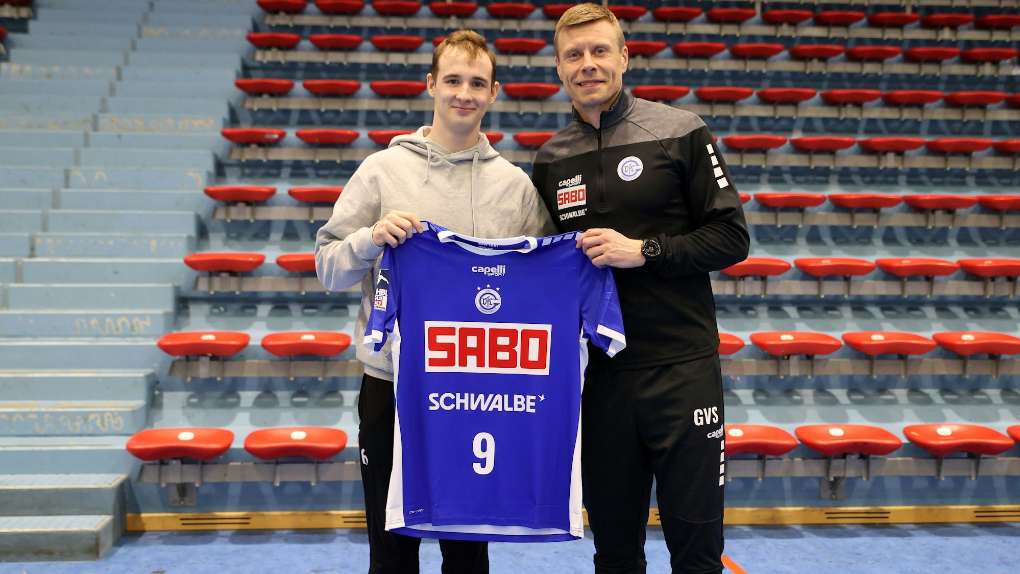 Foto von zwei Männern mit einem Handball-Trikot