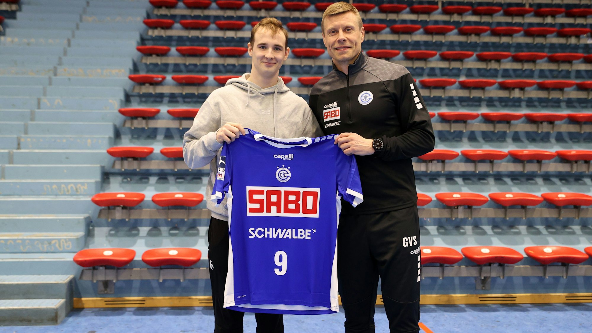 Foto von zwei Männern mit einem Handball-Trikot