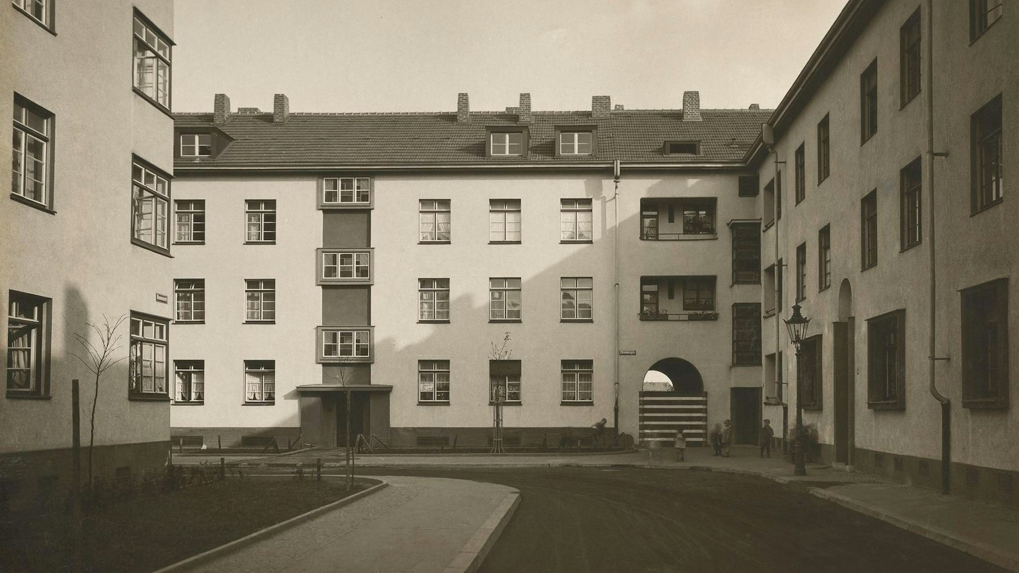 Wohnungsbau an der Naumannstraße von Werner Mantz.