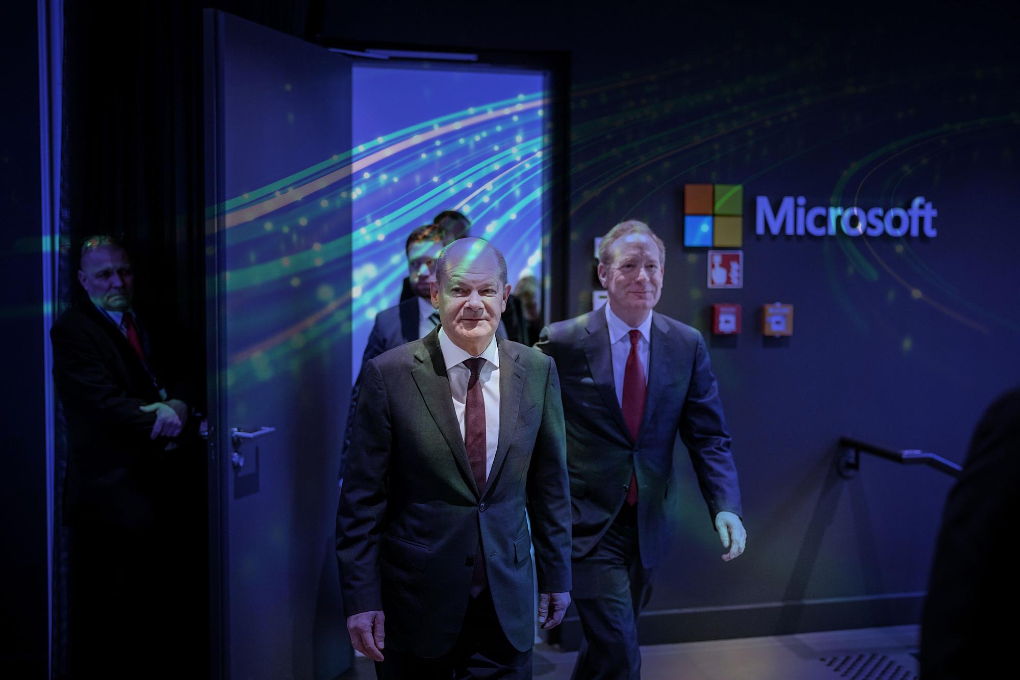 15.02.2024, Berlin: Bundeskanzler Olaf Scholz (SPD) und Vice Chair und President der Microsoft Corporation Brad Smith kommen zur Pressekonferenz der Microsoft Deutschland GmbH zu den Investitionen des Konzerns im KI-Bereich in Deutschland. Foto: Kay Nietfeld/dpa +++ dpa-Bildfunk +++