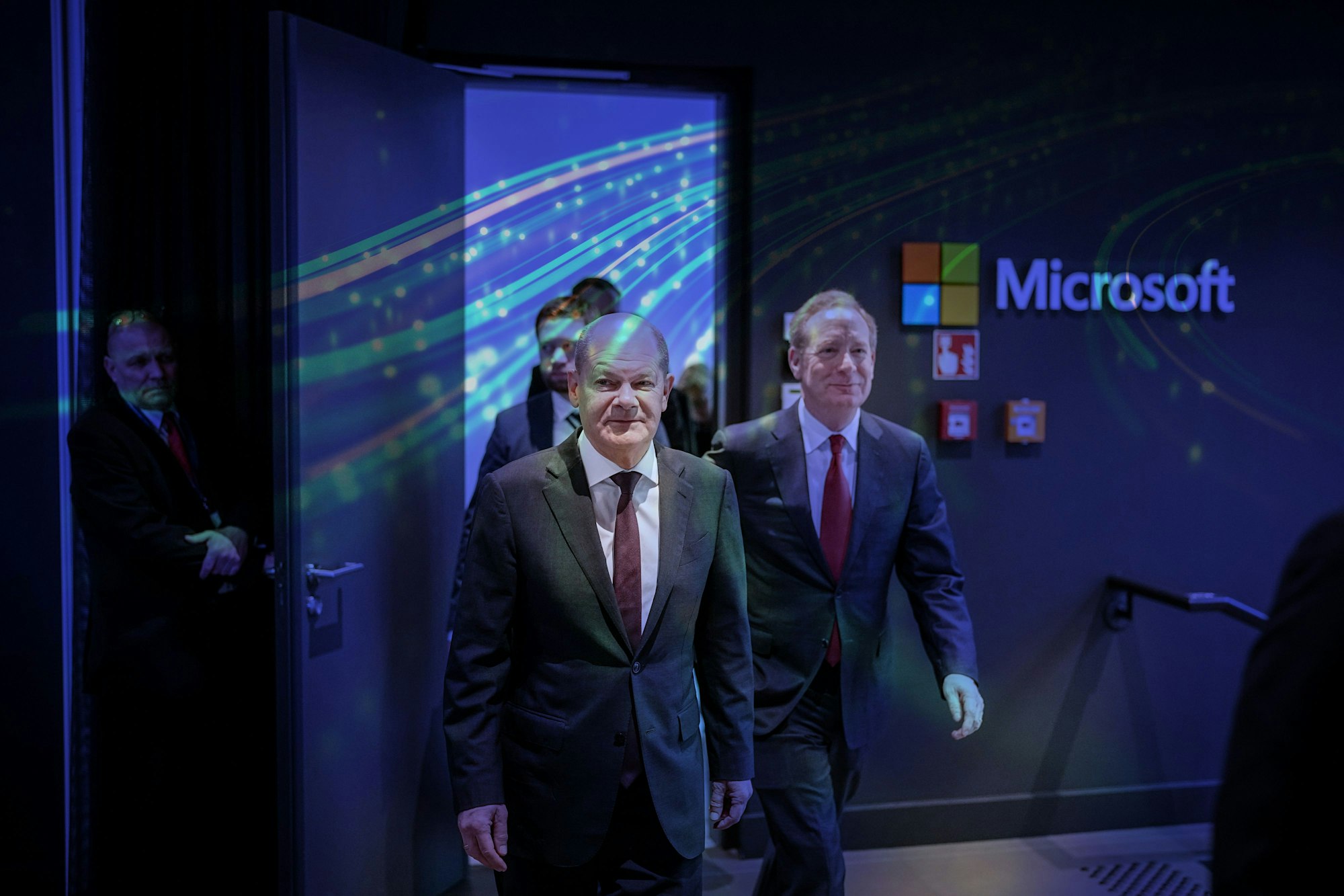 15.02.2024, Berlin: Bundeskanzler Olaf Scholz (SPD) und Vice Chair und President der Microsoft Corporation Brad Smith kommen zur Pressekonferenz der Microsoft Deutschland GmbH zu den Investitionen des Konzerns im KI-Bereich in Deutschland. Foto: Kay Nietfeld/dpa +++ dpa-Bildfunk +++