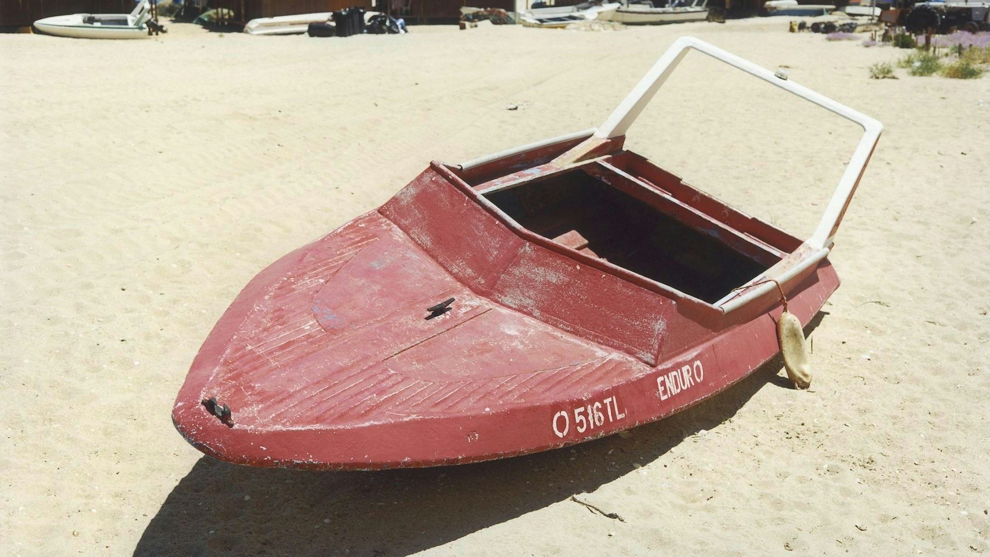Gestrandet: Boot auf der portugiesischen Insel Culatra von Joachim Brohm.