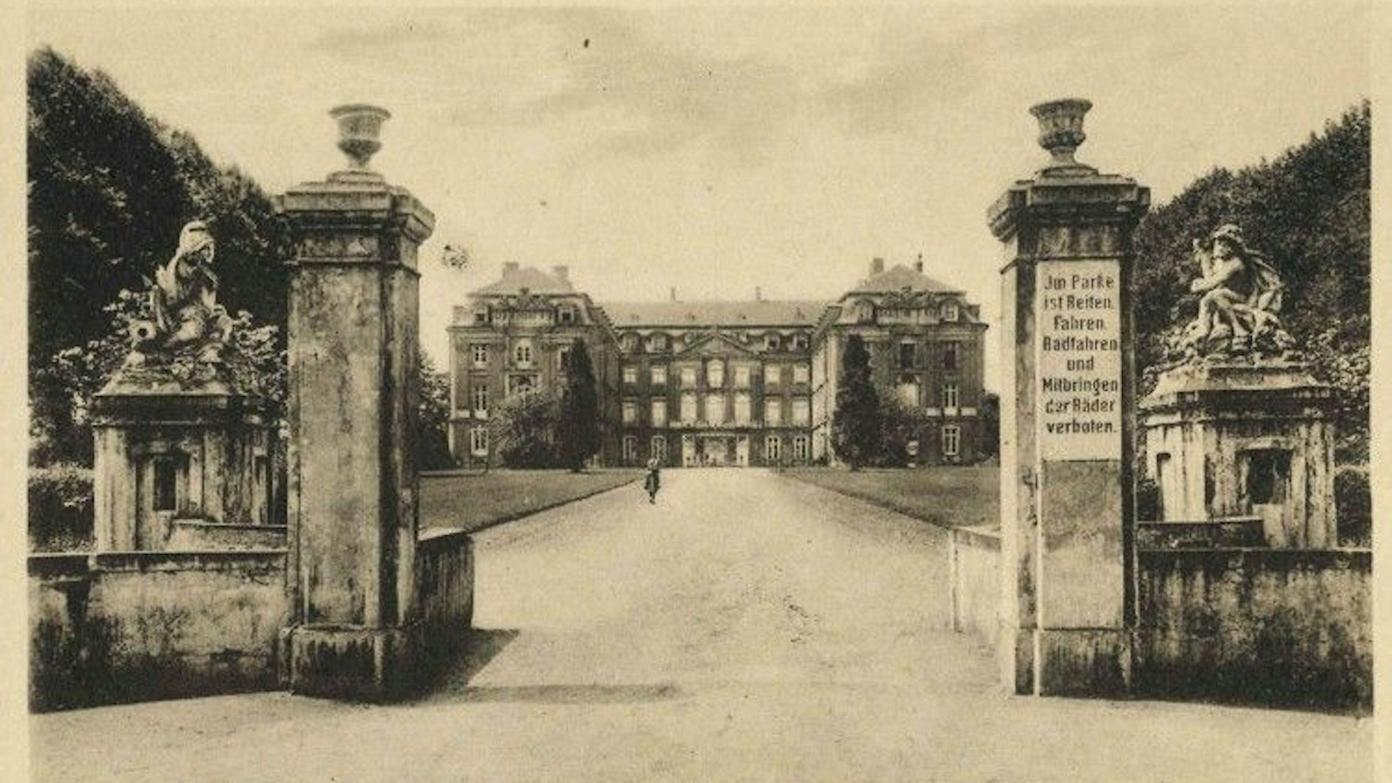 Zu sehen ist eine alte Postkarte. Sie zeigt das Schloss Augustusburg in Brühl