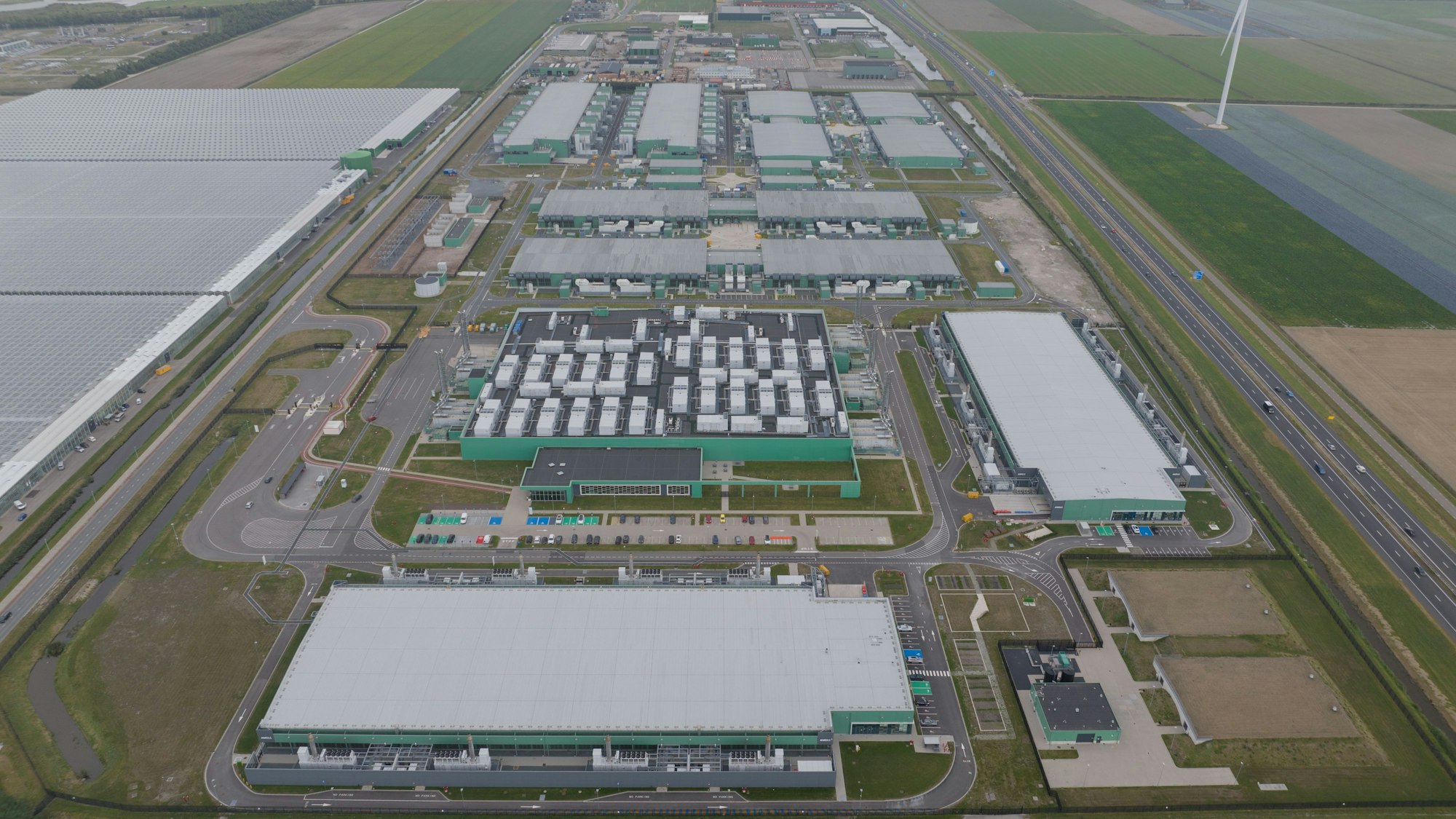 Ein Microsoft-Datencenter in der niederländischen Provinz Hollands Kroon (Symbolbild). Microsoft will künftig auch im Rheinischen Revier zwei sogenannte Hyperscaler errichten.