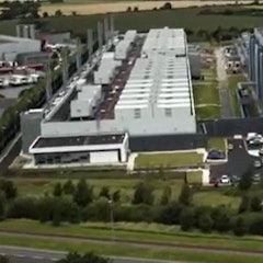 Ein großes Gebäude in einem Gewerbegebiet.