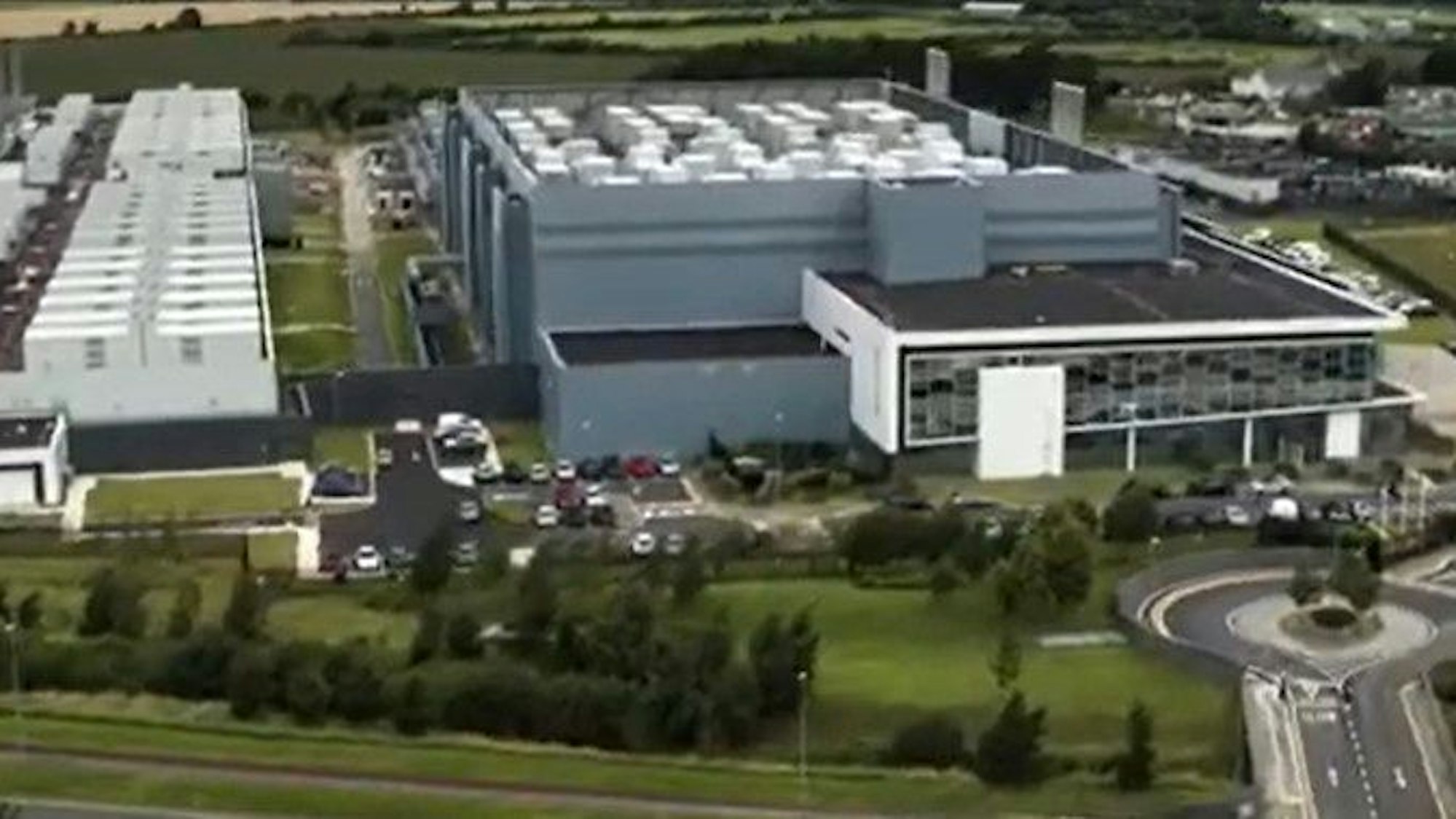 Auf dem Foto ist ein Microsoft-HyperScaler-Datacenter zu sehen. So oder ähnlich werden sie in Bergheim oder Bedburg gebaut werden.