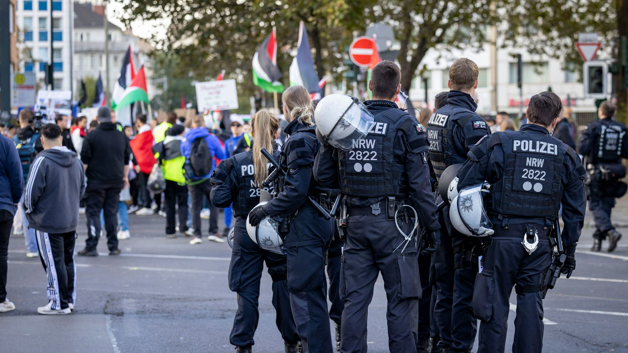 Polizisten sind bei einer pro-palästinensischen Demonstration im Einsatz.
