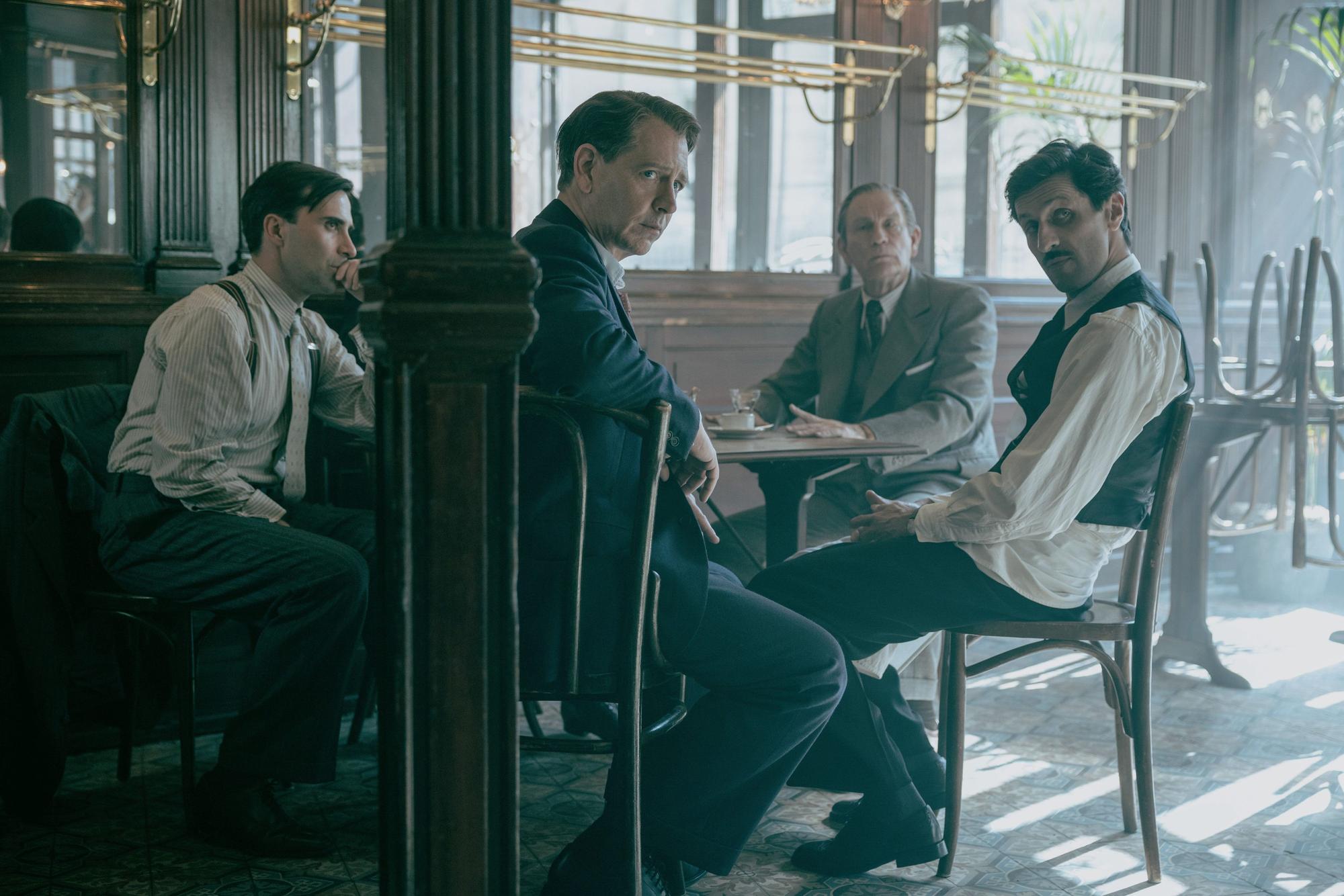 Die Darsteller Thomas Poitevin (als Pierre Balmain), Ben Mendelsohn (Dior), David Kammenos (Diors Lebensgefährte Jacques) und John Malkovich (Lucien Lelong) in „The New Look“.