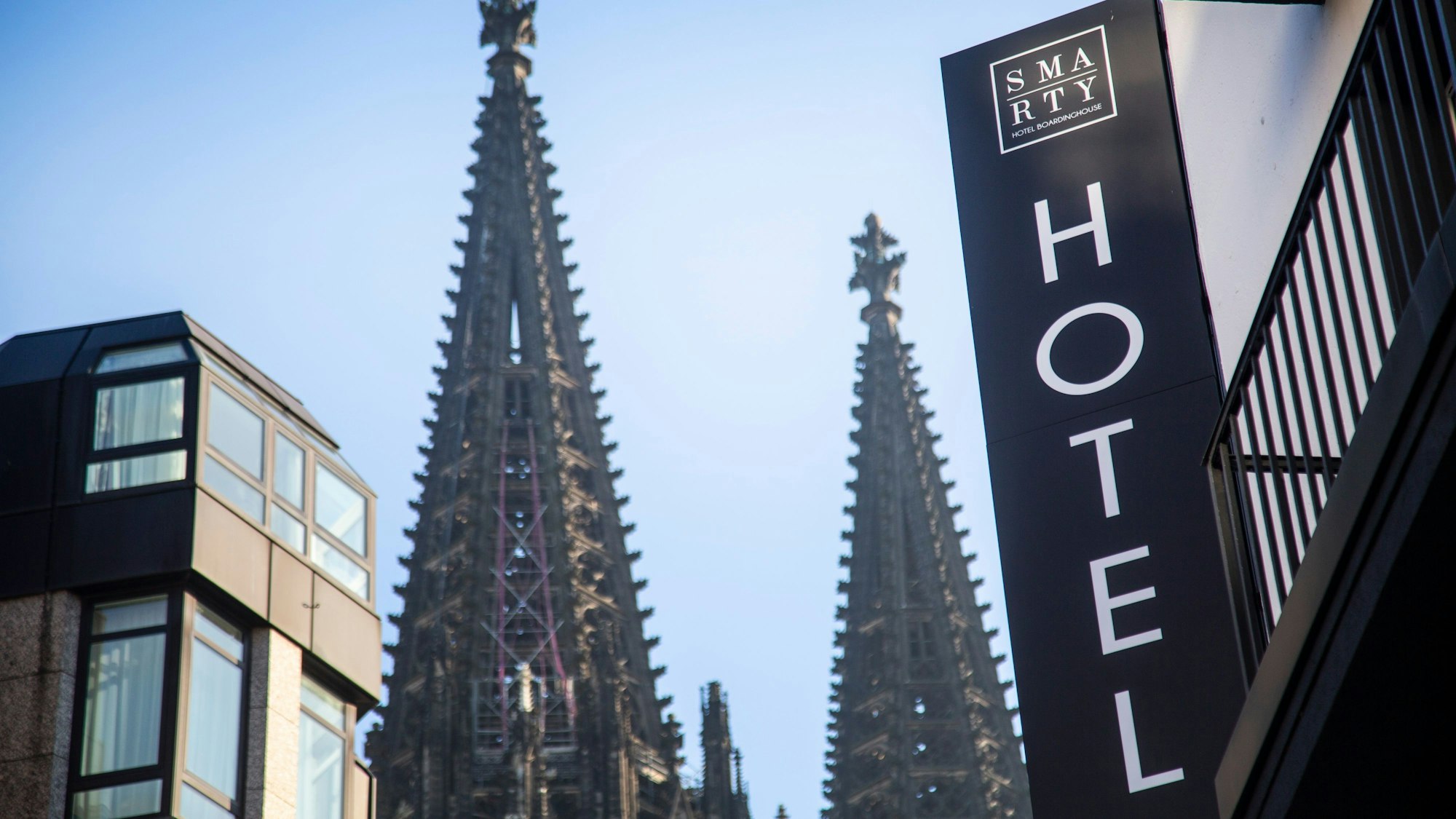 Gar nicht so einfach, die passende Unterkunft für ein EM-Spiel in Köln zu finden. Angebote gibt es noch, aber zu entsprechenden Preisen.