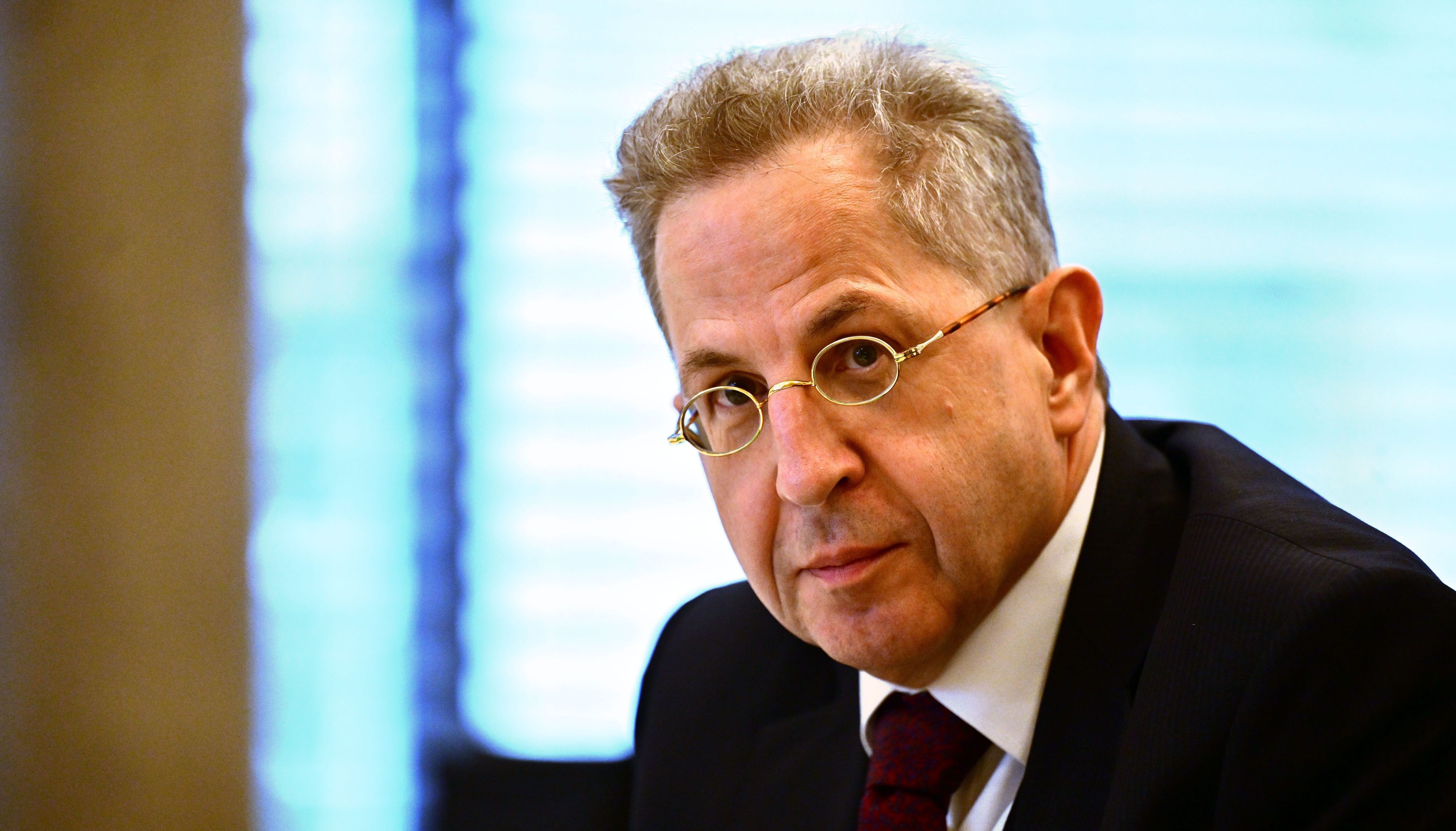 Hans-Georg Maaßen, ehemaliger Verfassungsschutz-Chef, sitzt als Zeuge in einem Untersuchungsausschuss des Thüringer Landtags.