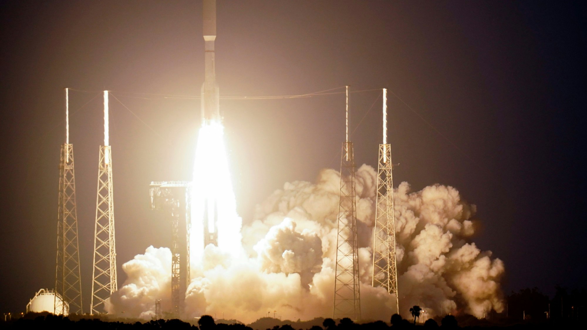 USA, Cape Canaveral: Eine Atlas-V-Rakete der United Launch Alliance mit einer geheimen Nutzlast für das Nationale Aufklärungsbüro der USA, das die Spionagesatellitenflotte der US-Regierung verwaltet, hebt vom Komplex 41 der Cape Canaveral Air Force Station ab.