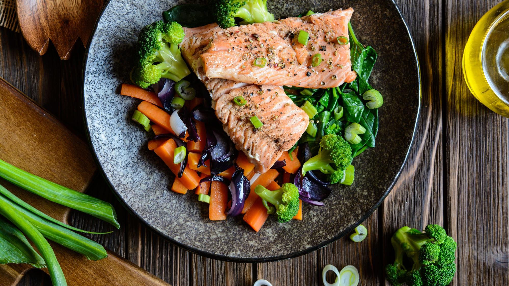 Lachs mit gedämpften Gemüse