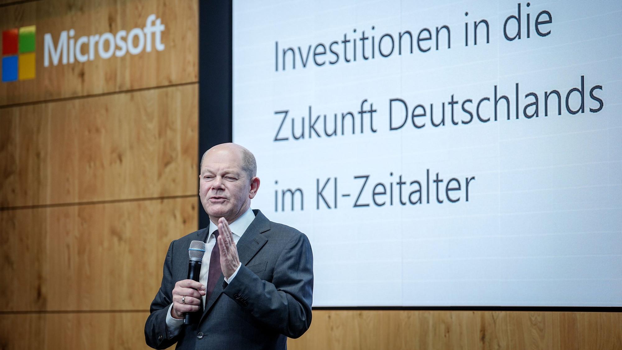 Bundeskanzler Olaf Scholz (SPD) spricht auf einer Pressekonferenz der Microsoft Deutschland GmbH zu den Investitionen des Konzerns im KI-Bereich in Deutschland.