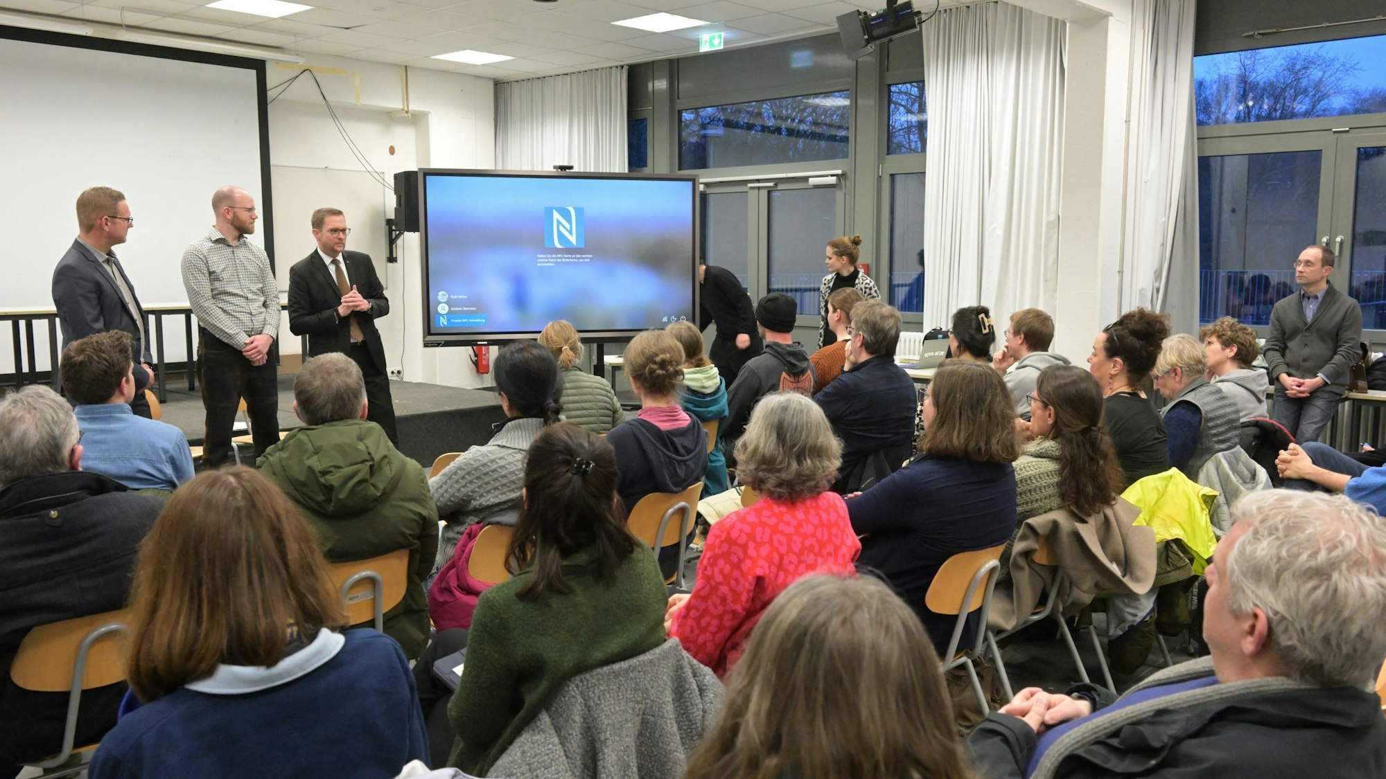 Das Foto zeigt die Infoveranstaltung zum Skatepark
