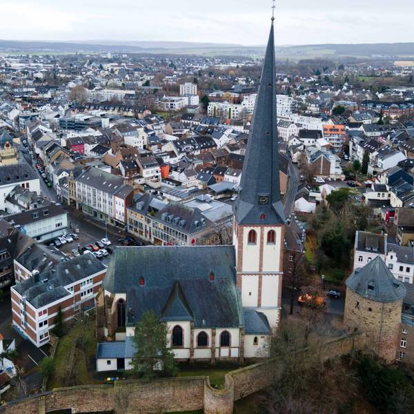 Das Drohnenfoto zeigt die Euskirchener Innenstadt aus der Luft.