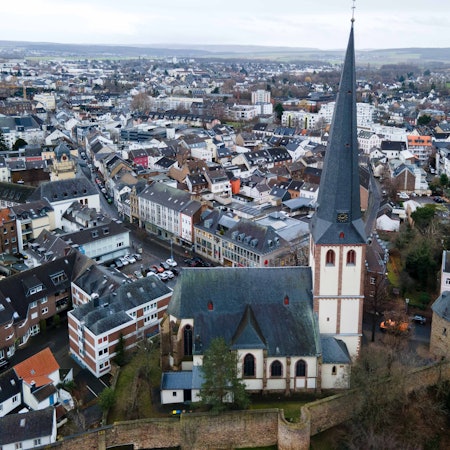 Das Drohnenfoto zeigt die Euskirchener Innenstadt aus der Luft.