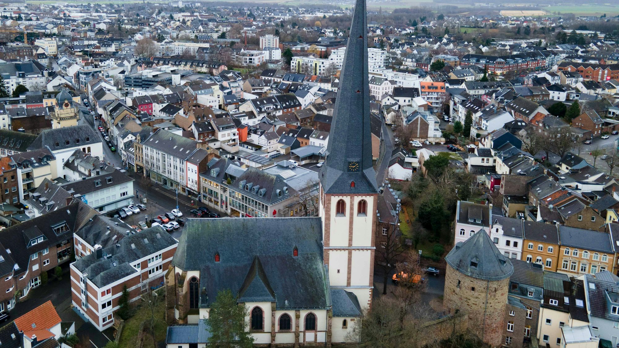 Das Luftbild zeigt die Euskirchener Innenstadt, im Vordergrund ist die Kirche St. Martin zu sehen.