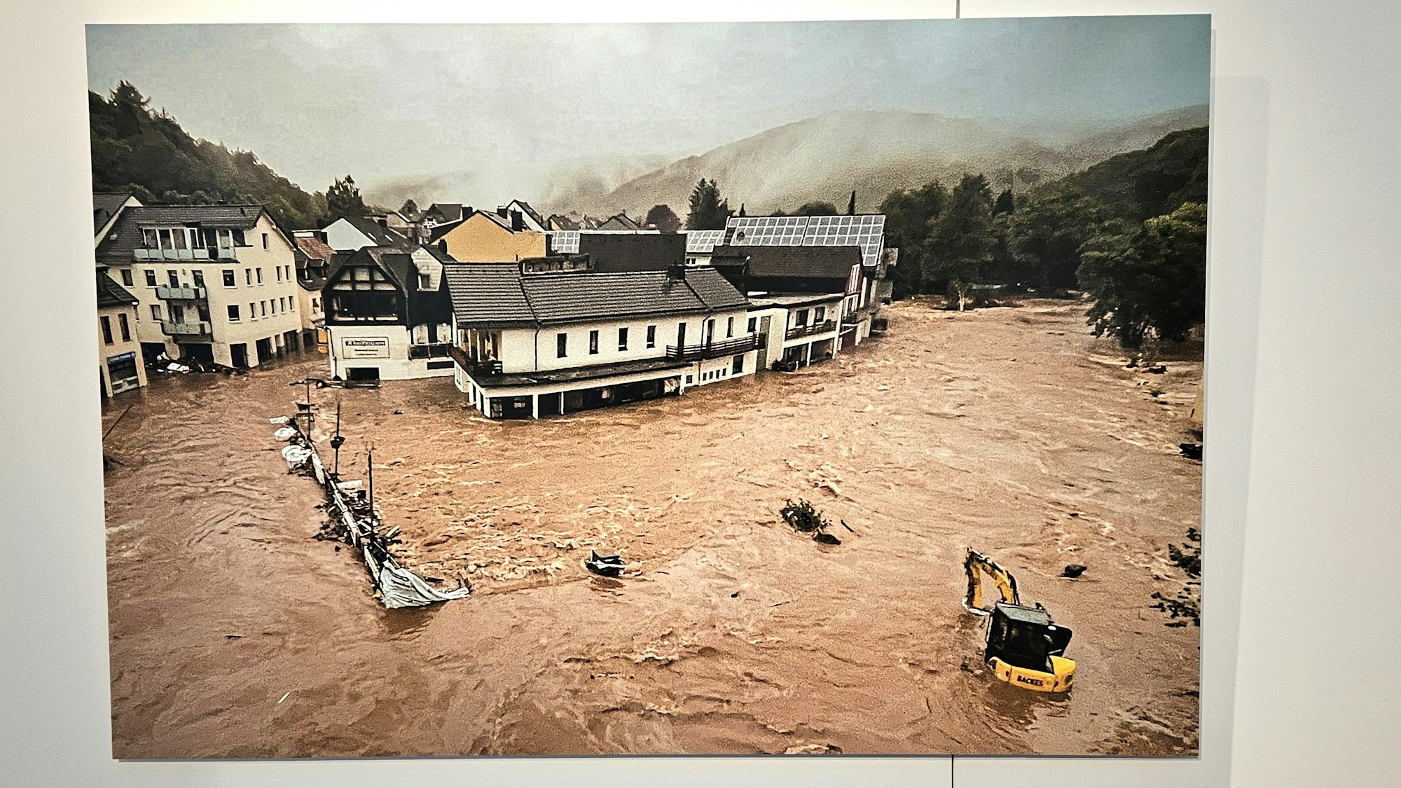 Häuser stehen im Wasser am Zusammenfluss von Olef und Urft.