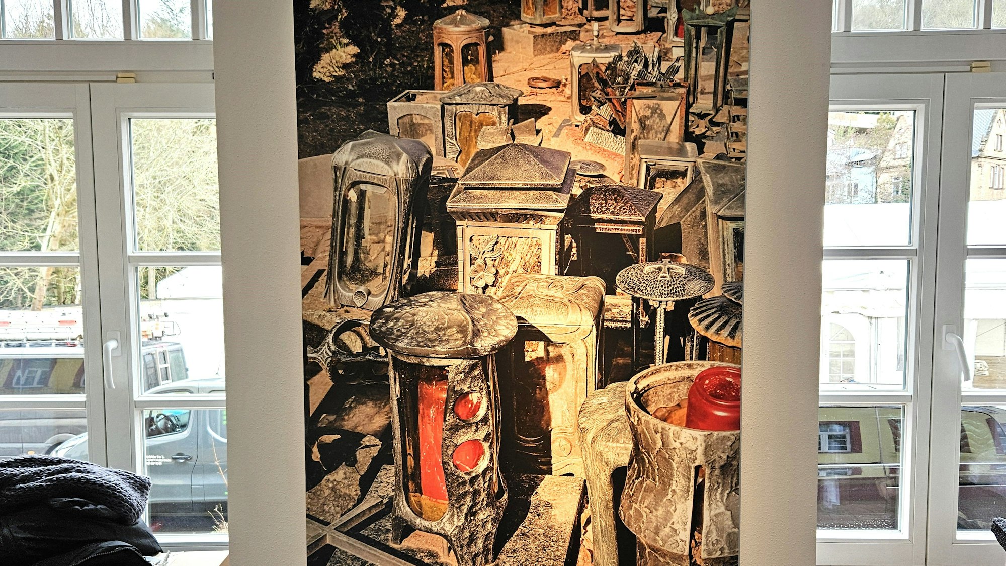 Verschlammte und beschädigte Grablampen stehen auf dem Gemünder Friedhof.