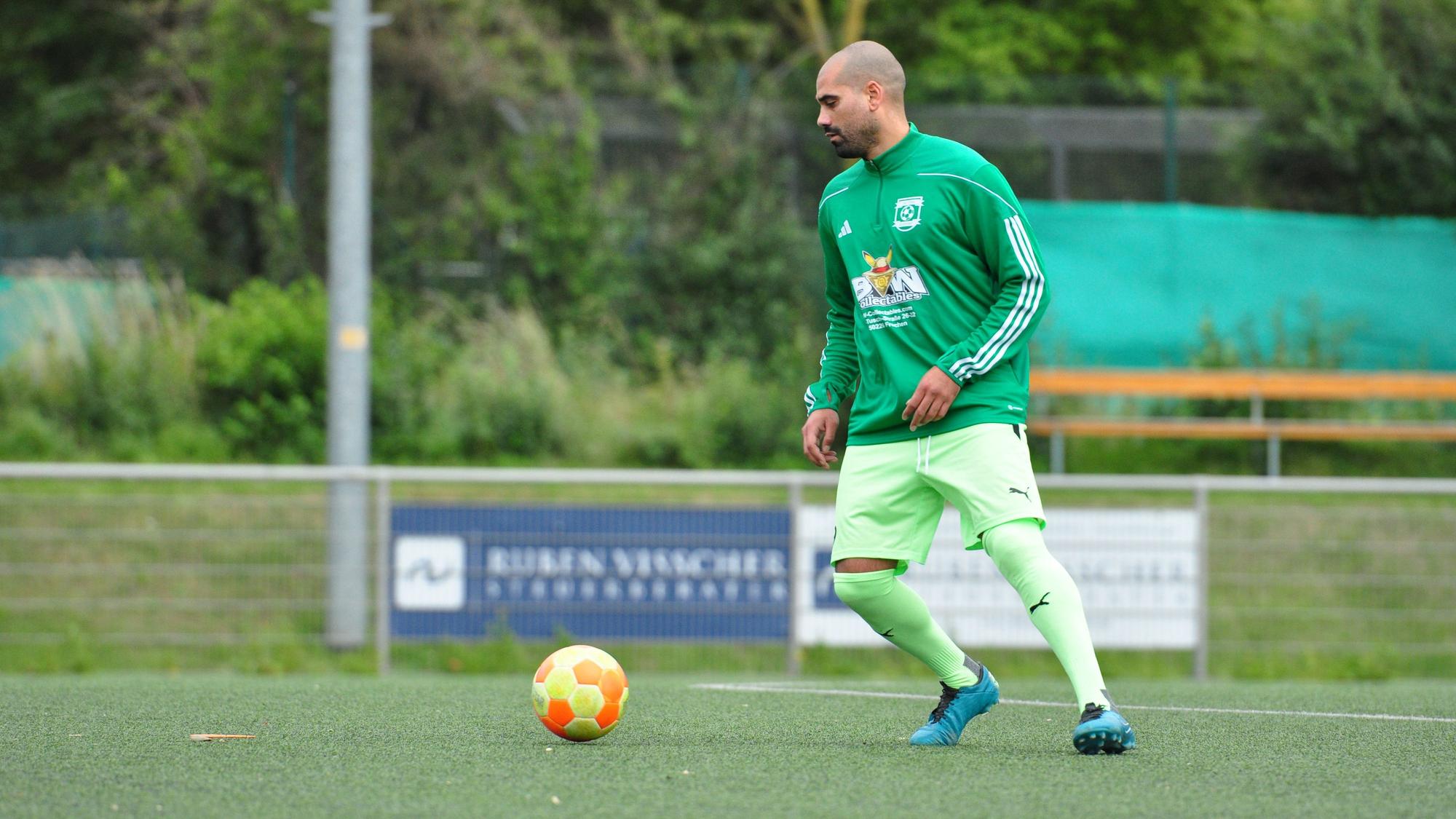 Zu sehen ist Taner Yalcin auf dem Fußballplatz.