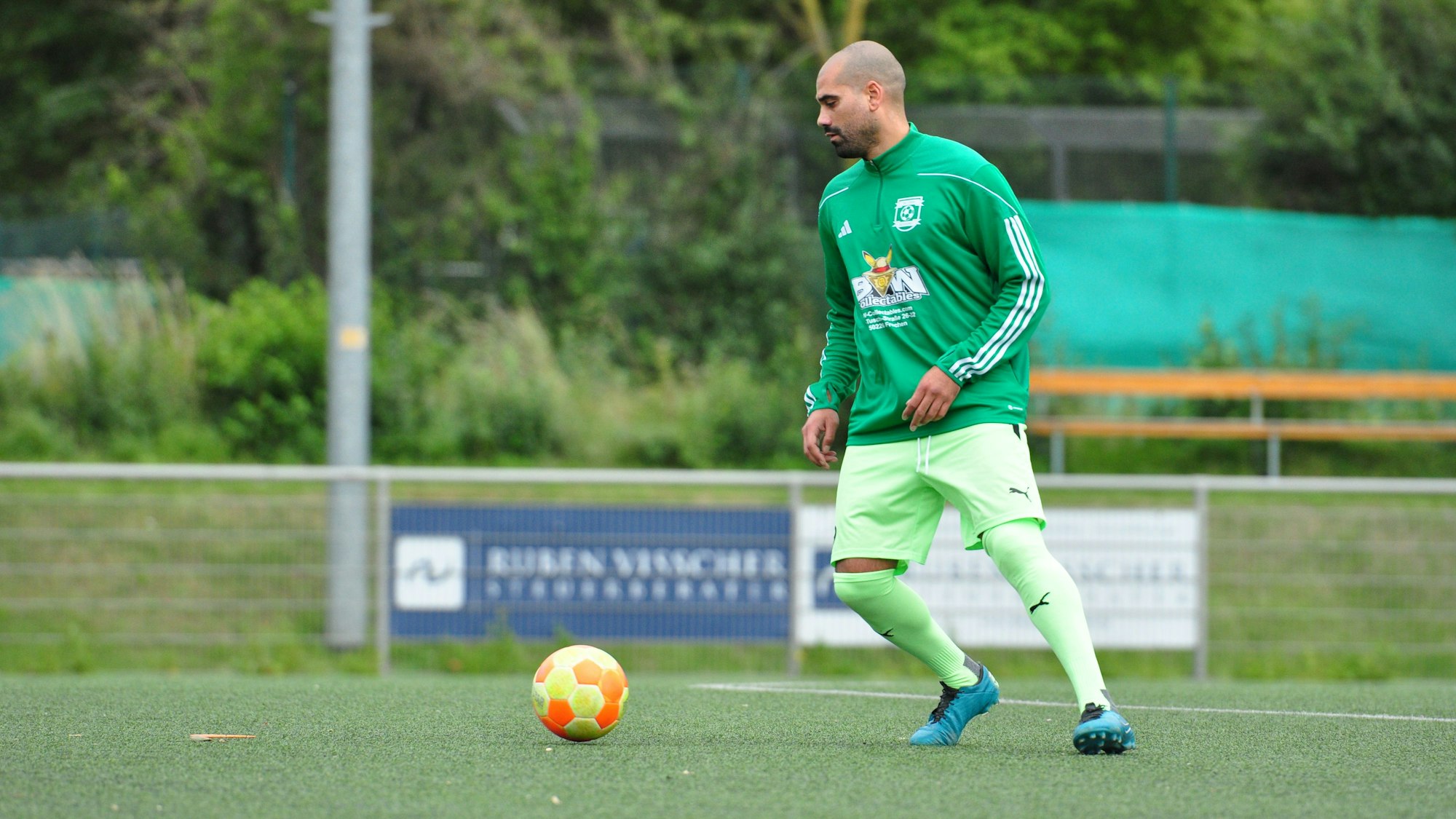 Zu sehen ist Taner Yalcin auf dem Fußballplatz.
