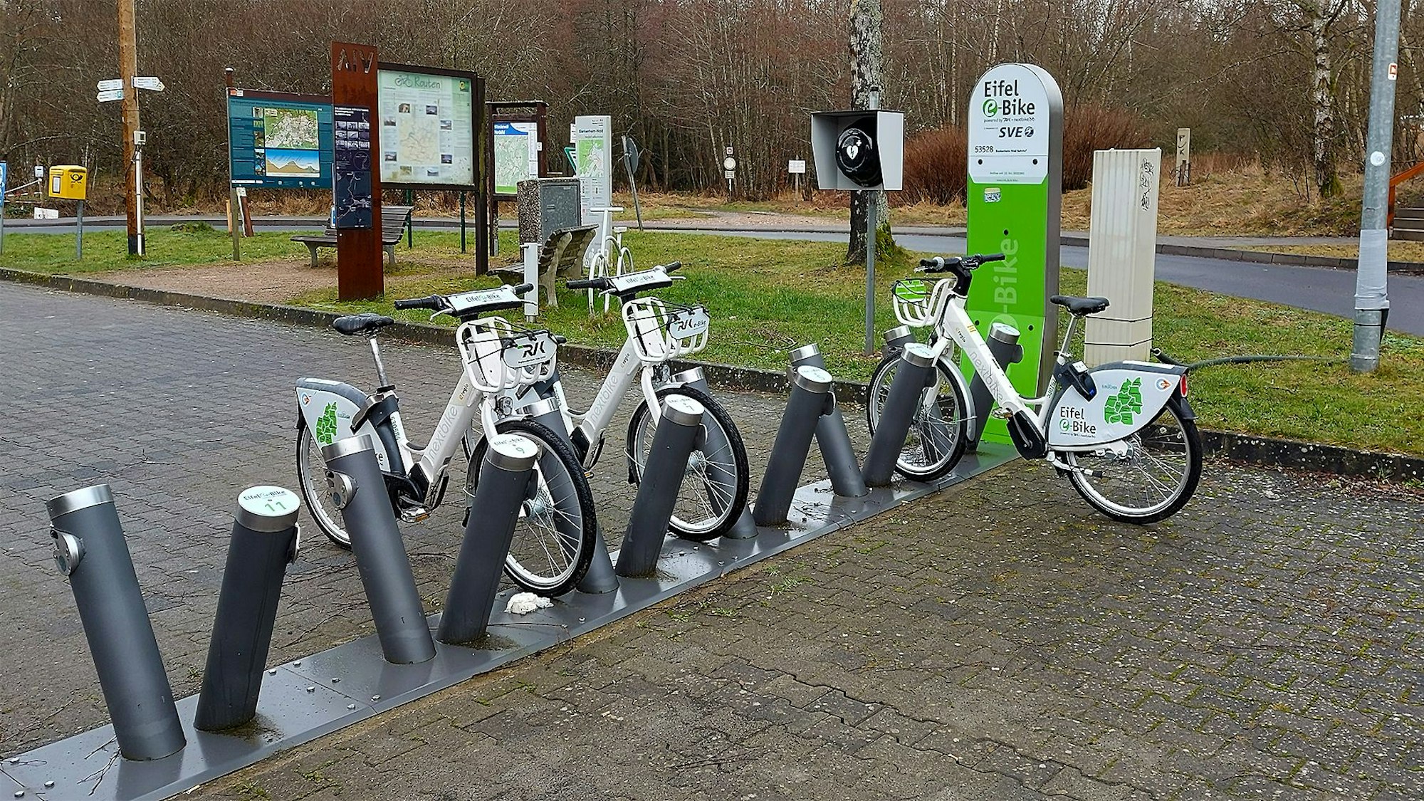 Vor dem Bahnhofsgebäude gibt es E-Bike-Verleih, dazu Ladestationen, touristische Hinweisschilder, Parkplätze und einen Briefkasten.